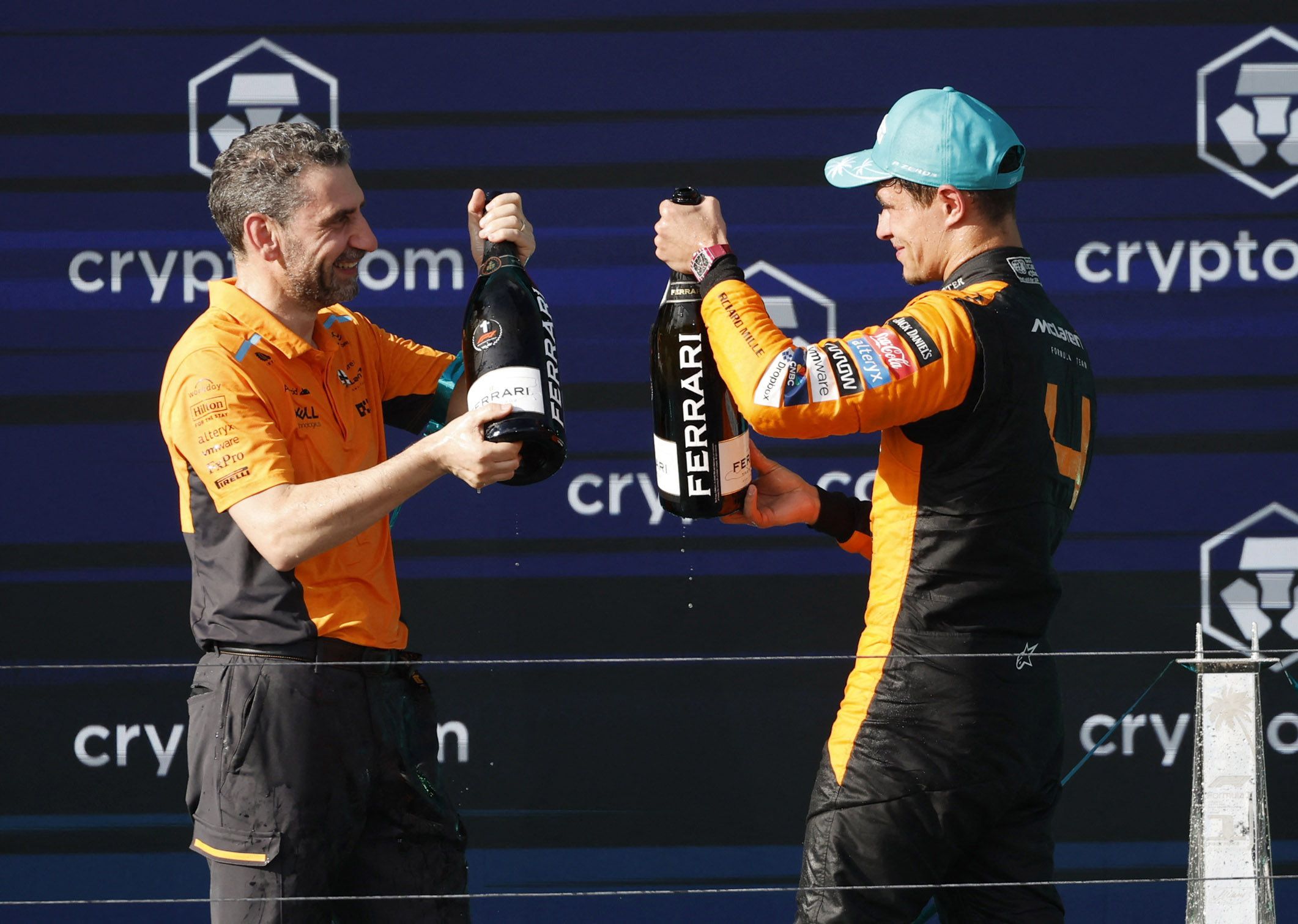 El piloto de McLaren Lando Norris celebra su victoria con el ingeniero principal del equipo Andrea Stella (REUTERS/Marco Bello)