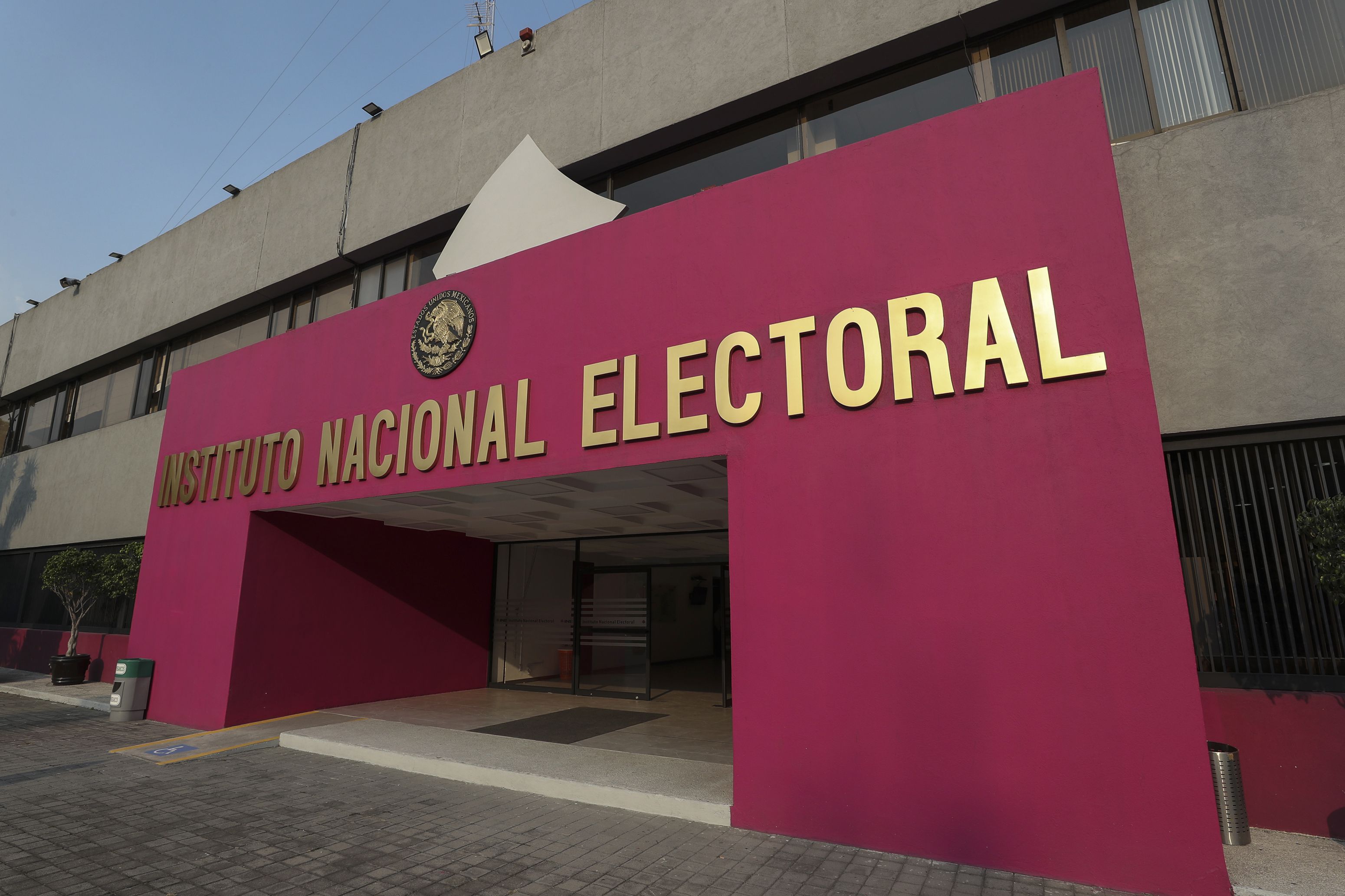 Fotografía del edificio del Instituto Nacional Electoral (INE) en la Ciudad de México. EFE/ Isaac Esquivel
