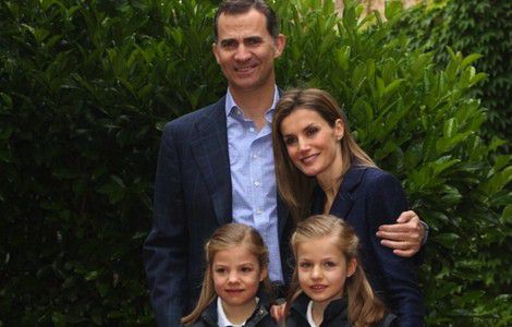 Felipe y Letizia, posando en su décimo aniversario de boda junto a sus hijas, Leonor y Sofía. (Casa Real)