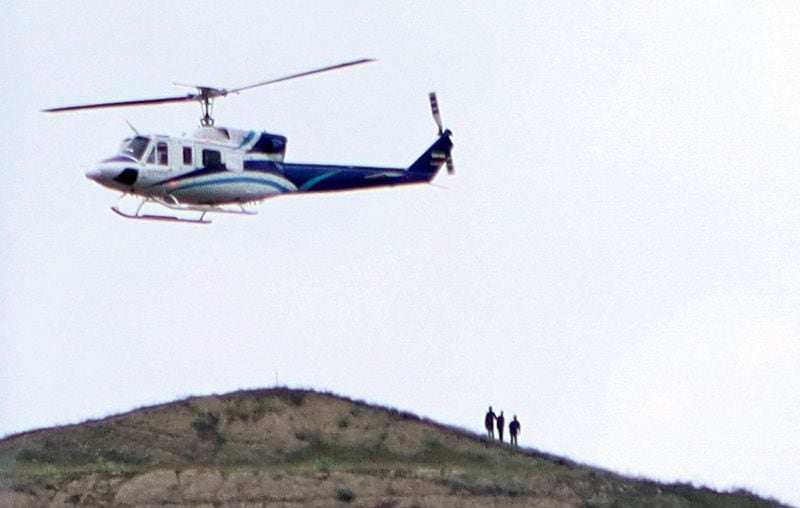 Un helicóptero que transportaba al presidente de Irán, Ebrahim Raisi, despega cerca de la frontera entre Irán y Azerbaiyán el domingo. El helicóptero con Raisi a bordo se estrelló más tarde. (Ali Hamed Haghdoust/IRNA/WANAvía REUTERS)