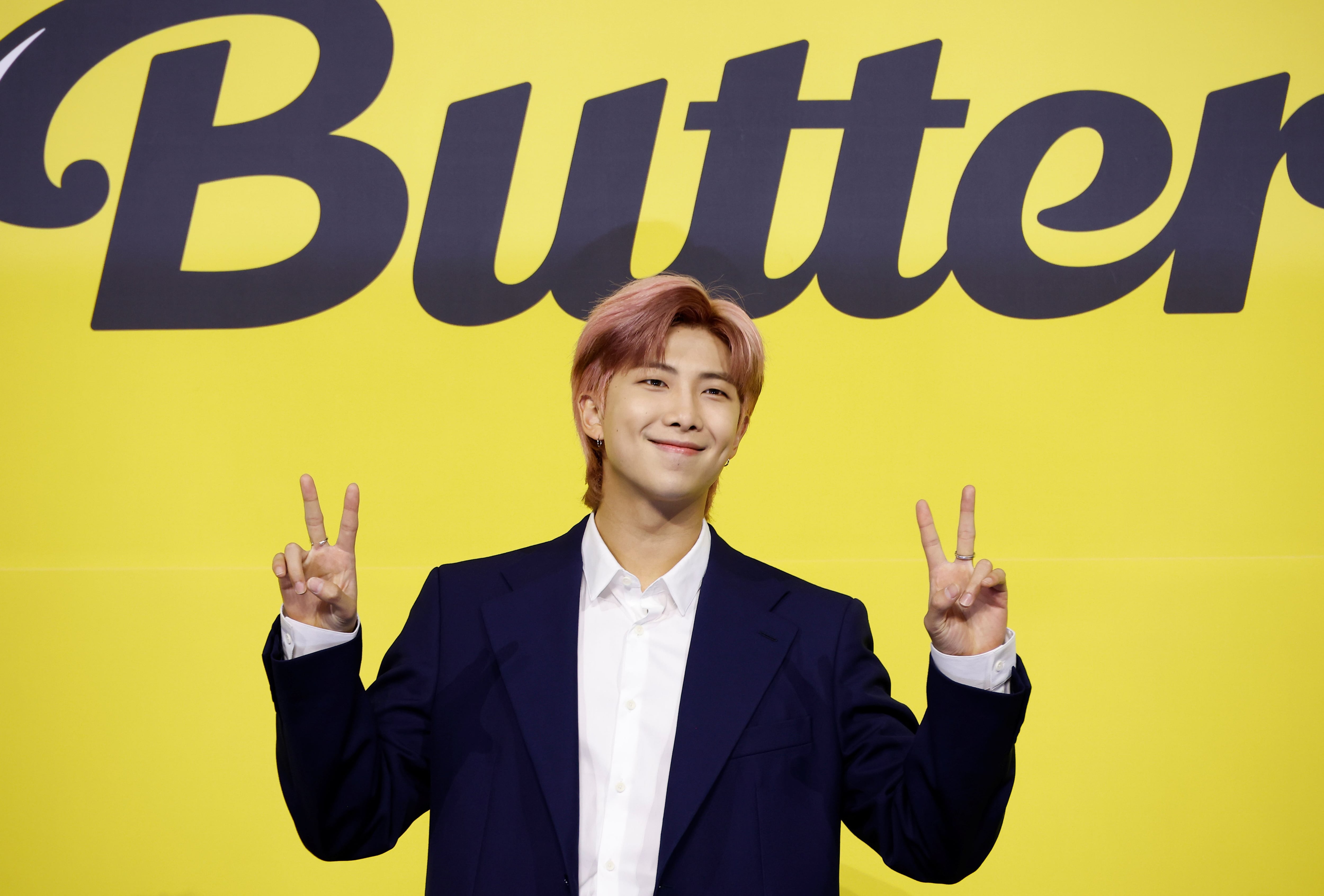  RM, miembro de la banda de Kpop BTS, posa en la promoción del single 'Butter' en Seoul, 2021.  (REUTERS/Kim Hong-Ji)