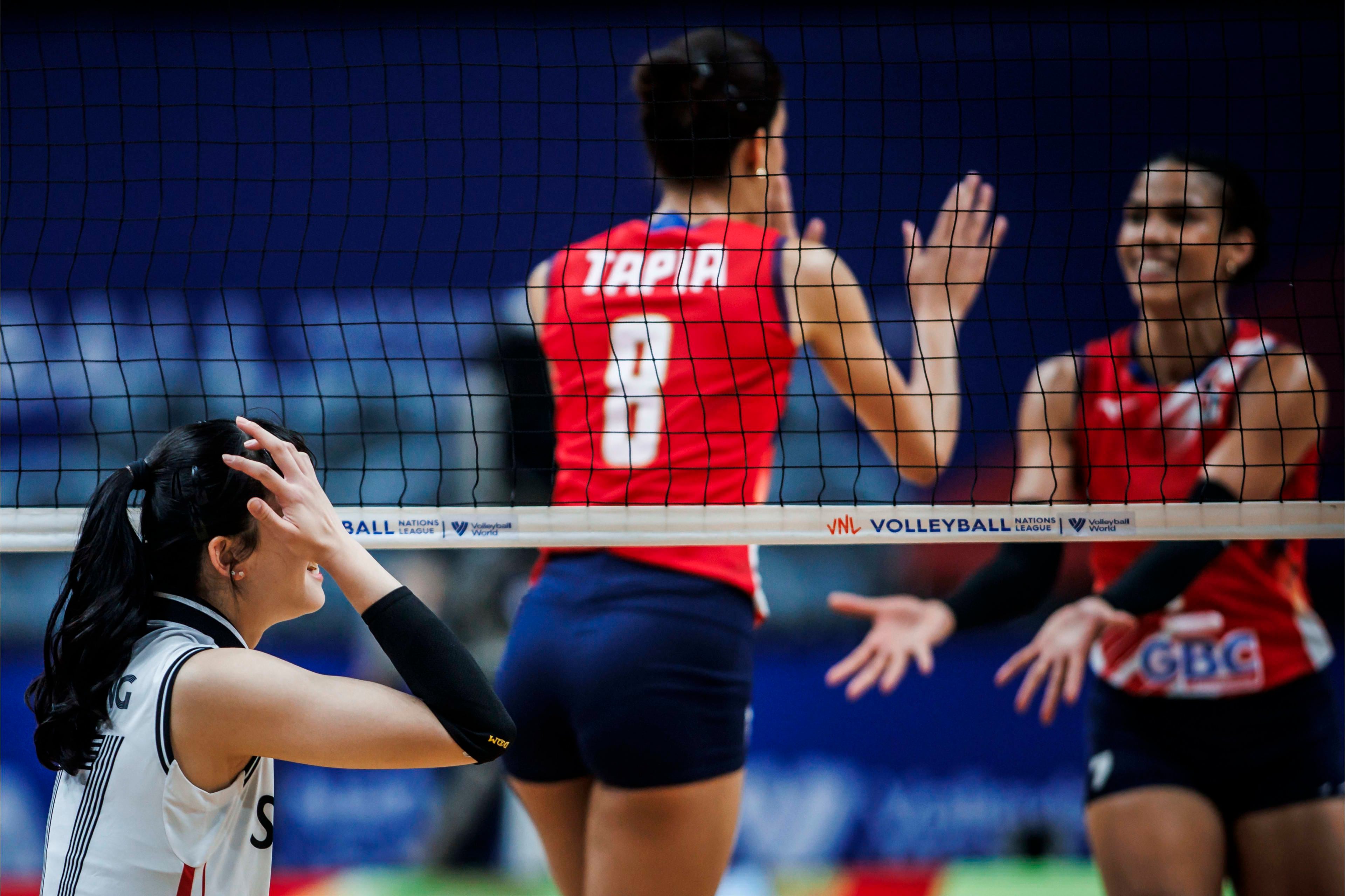 Alondra Tapia juega con República Dominicana en la VNL 2024.