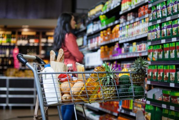 Los productos básicos más adquiridos por las peruanas en establecimientos físicos son alimentos perecederos, como verduras y frutas, seguidos de alimentos no perecederos, aseo del hogar, productos de higiene femenina y aseo personal.