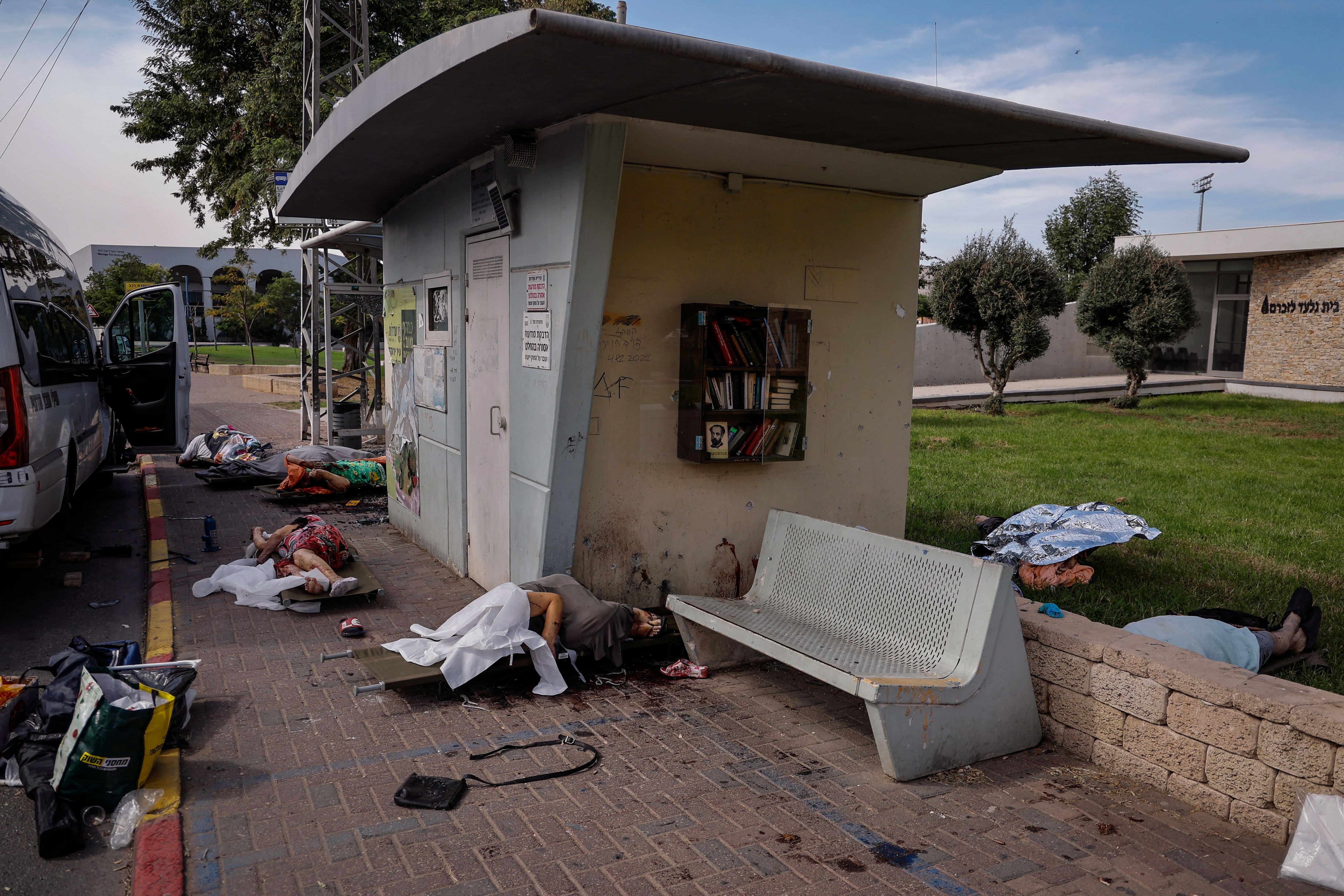 Los cuerpos de personas, algunos de ellos ancianos, yacen esparcidos fuera de un refugio antiaéreo después de una infiltración masiva de hombres armados de Hamas desde la Franja de Gaza, en Sderot, sur de Israel, el 7 de octubre de 2023 (REUTERS/Ammar Awad Ganador del Premio Pulitzer de fotografía de noticias de última hora)