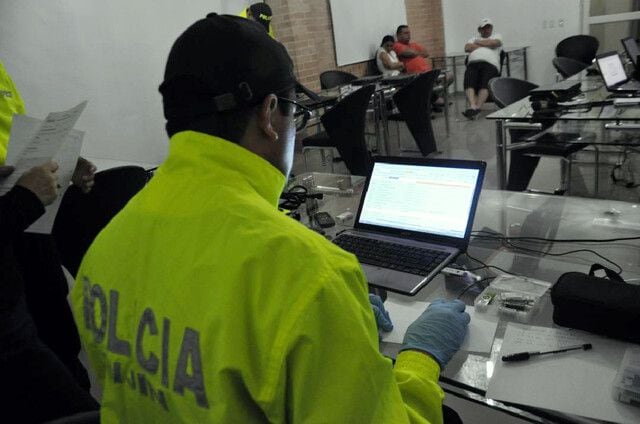 Policía Nacional reportó 11 allanamientos contra ciberestafadores en lo que va del 2024 - crédito Colprensa