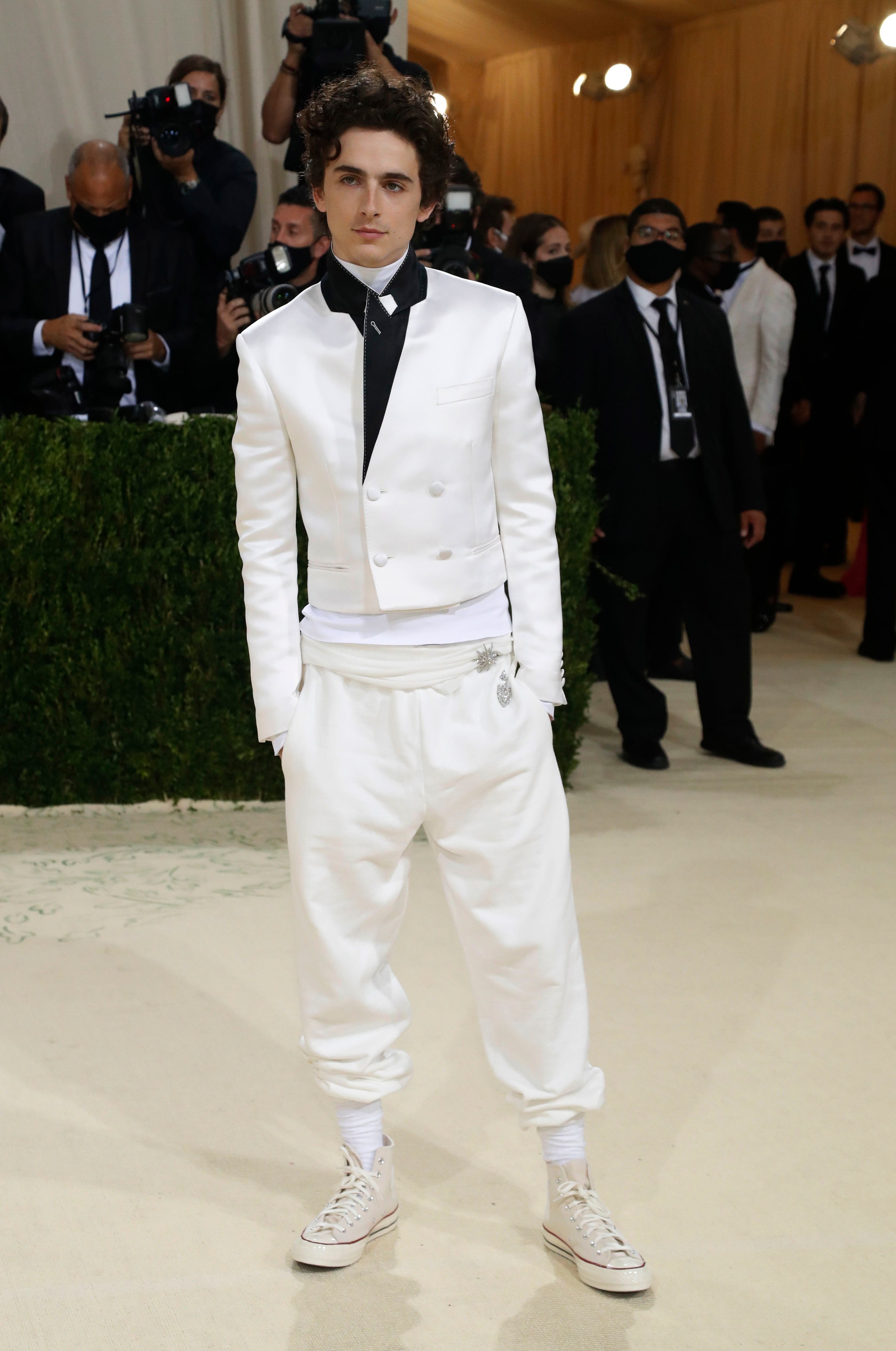 La entrada a pie de Timothée Chalamet en la Met Gala 2021 (REUTERS/Mario Anzuoni)