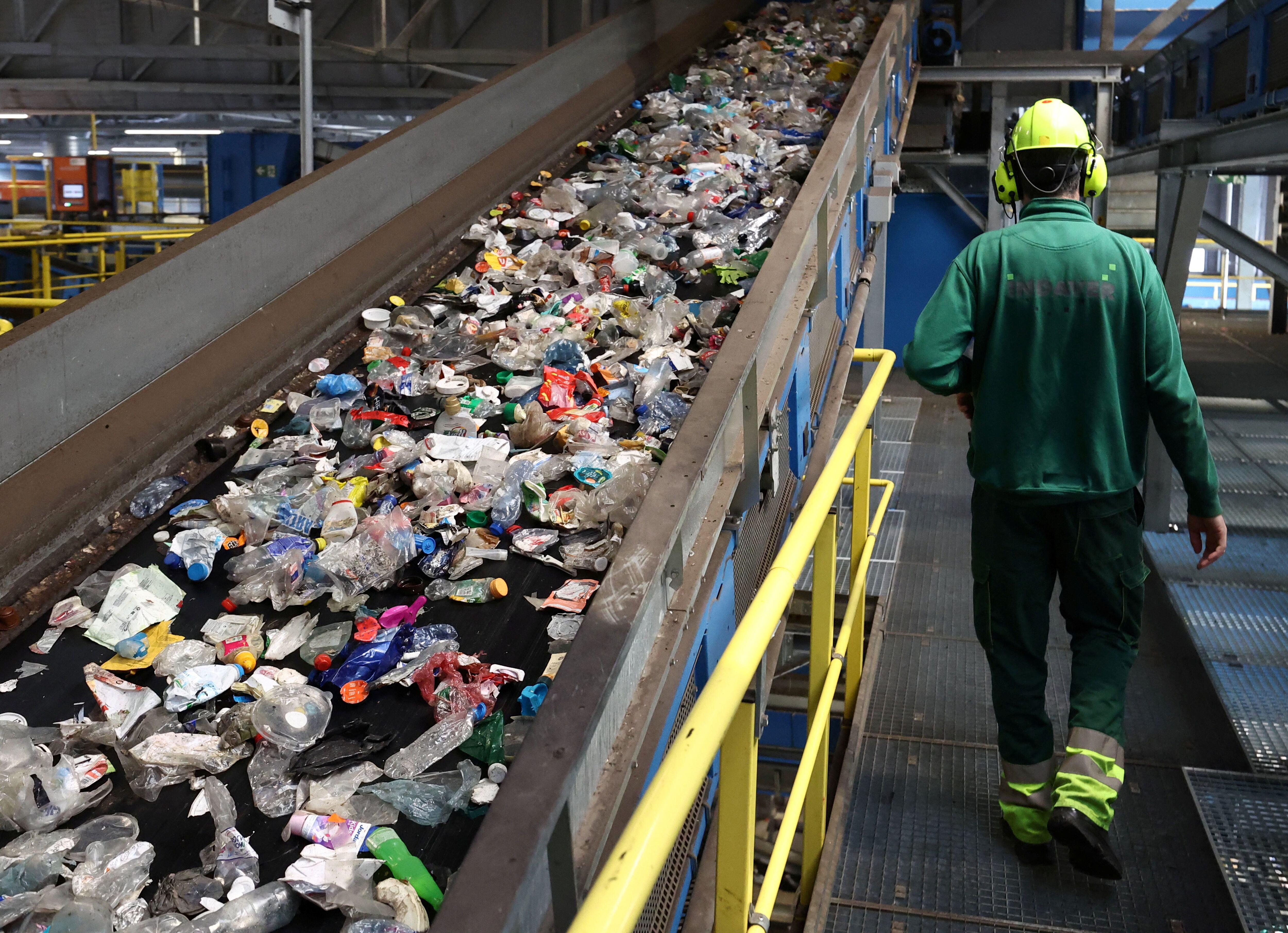 La desinformación sobre los plásticos biodegradables puede llevar a un aumento en el consumo y la generación de basura, agravando el problema ambiental (REUTERS/Yves Herman)