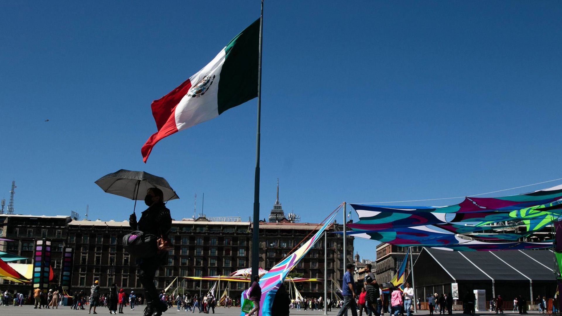 La bandera ondeará durante la denominada marcha de la Marea Rosa  

AMLO, Marea Rosa, bandera