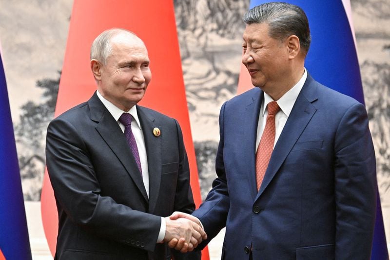 El presidente ruso, Vladímir Putin, estrechando la mano del presidente chino, Xi Jinping, durante una reunión en Beijing (Sputnik/Sergei Bobylev/REUTERS)