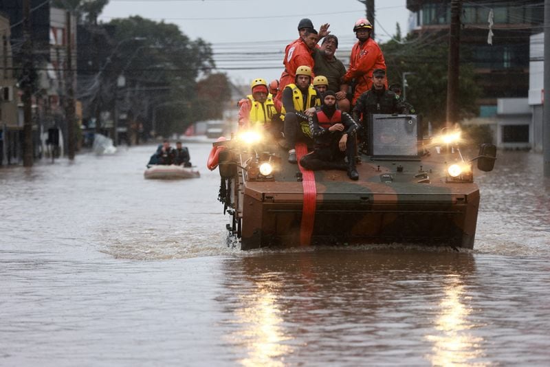 Un tanque del ejército es utilizado en las labores de rescate en una zona inundada en Porto Alegre (REUTERS/Diego Vara)