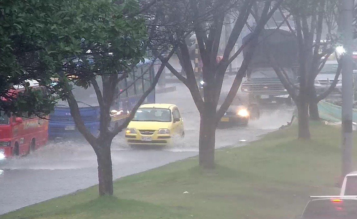 Debido a las fuertes lluvias, se presenta encharcamiento en la localidad de Antonio Nariño, en la avenida Primero de Mayo con carrera 24, sentido Occidente - Oriente - crédito Tránsito Bogotá