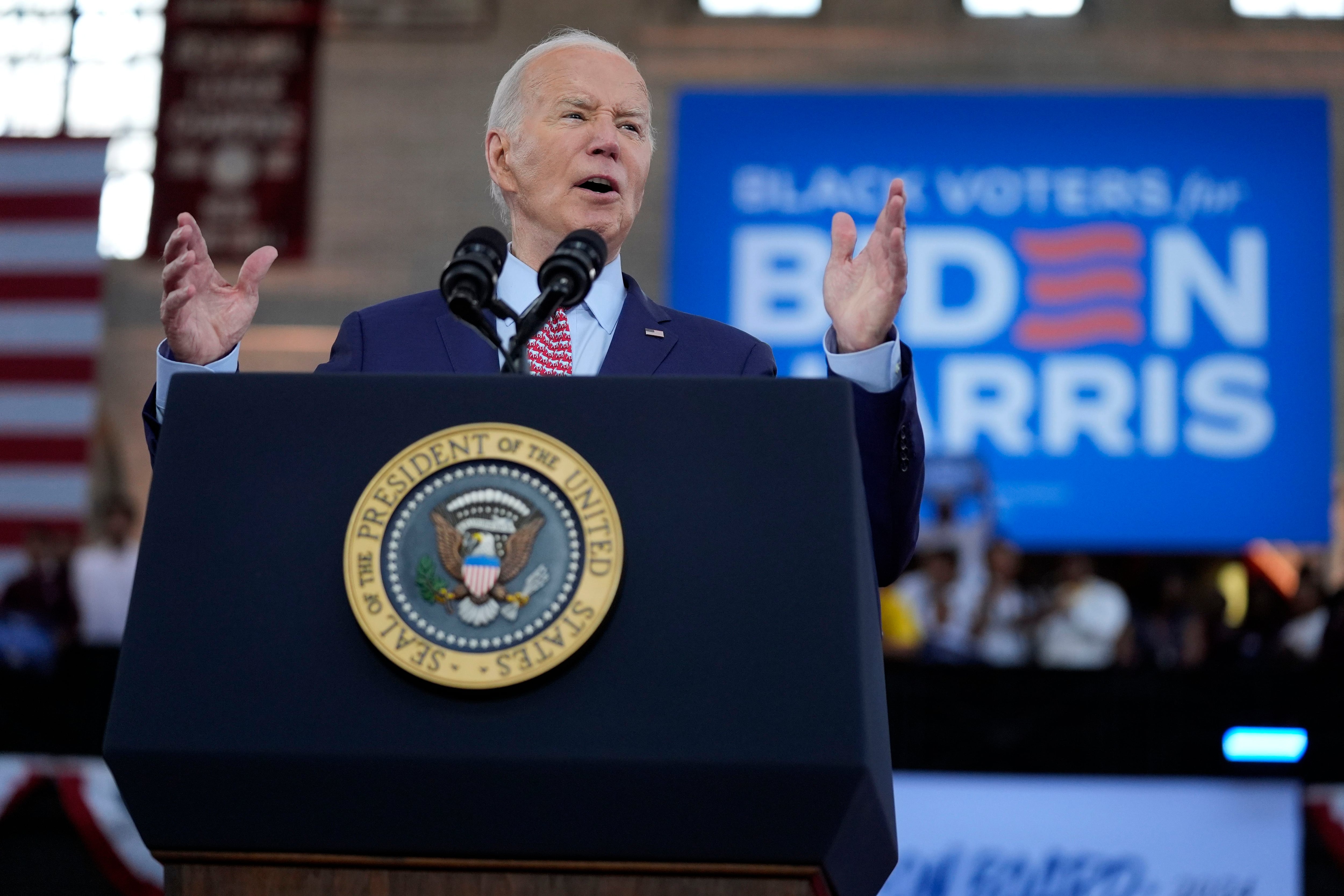 El presidente estadounidense Joe Biden en un acto de campaña en Girard College (AP Foto/Evan Vucci)