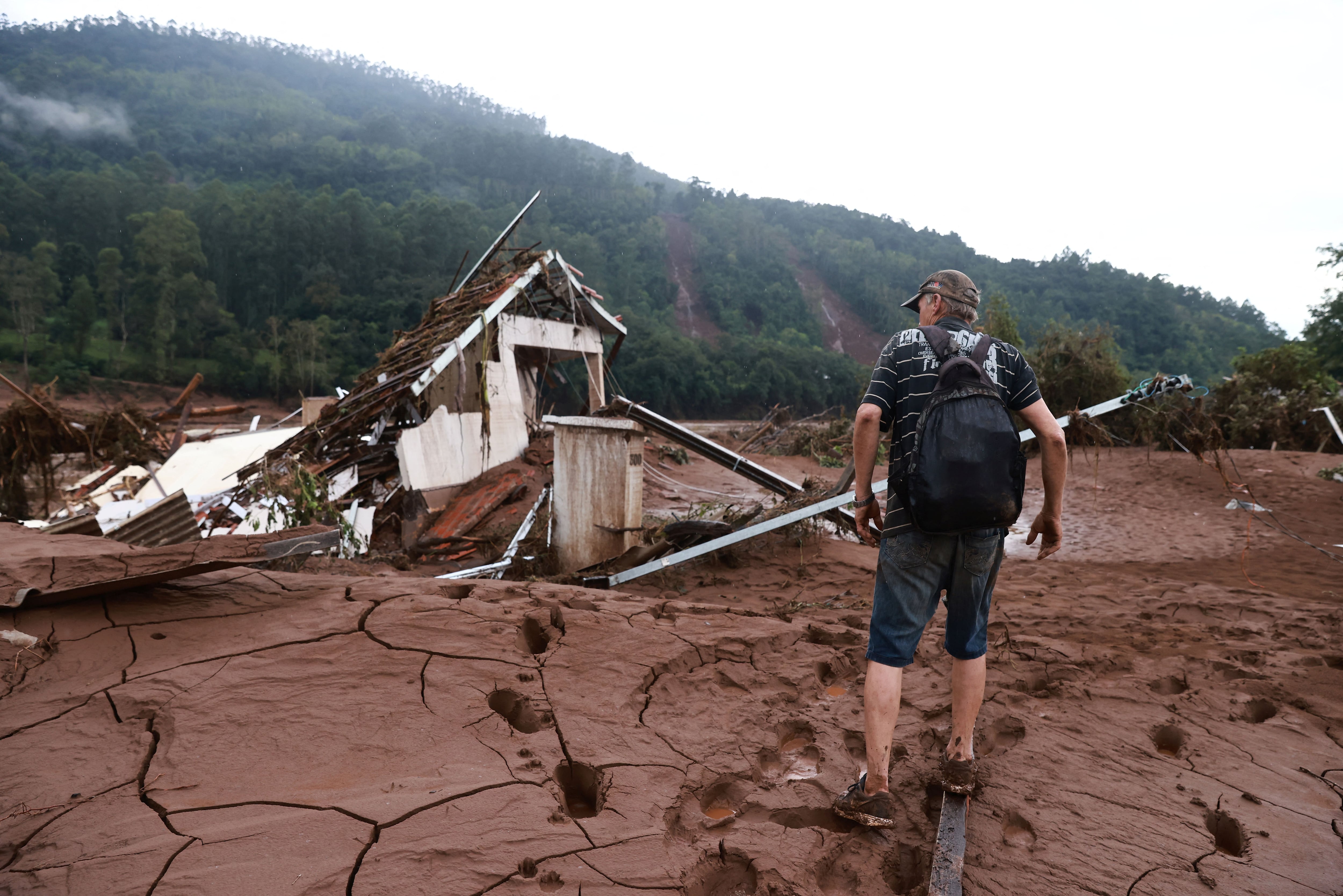 Un hombre camina por una granja destruida por las corrientes de las inundaciones repentinas causadas por las fuertes lluvias en Jacarezinho, estado de Rio Grande do Sul, Brasil, 5 de mayo de 2024. REUTERS/Diego Vara