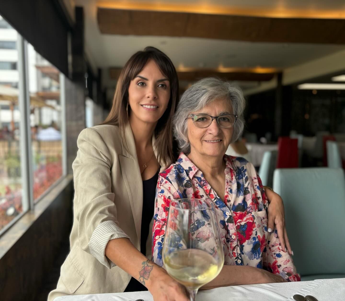 Carla García posando junto a su madre, en diciembre de 2023.