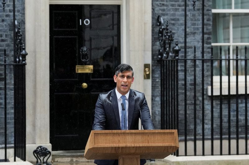 El primer ministro británico, Rishi Sunak, pronuncia un discurso en el que convoca elecciones generales, frente al número 10 de Downing Street, en Londres, Gran Bretaña (REUTERS/Maja Smiejkowska)