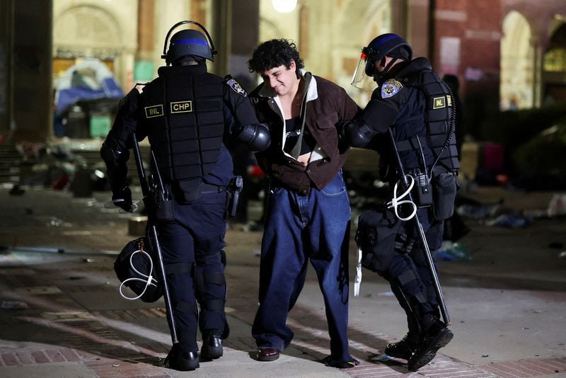 Agentes del orden detienen a un manifestante en la Universidad de California en Los Ángeles (UCLA) (REUTERS/Mike Blake)