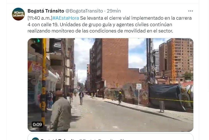 Más de dos horas permaneció bloqueado el paso en la zona mientras se removía la grúa que cayó en una obra de construcción y que invadió la vía pública - crédito @BogotaTransito/X