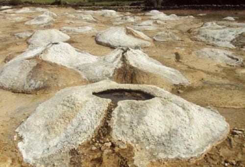 Con solo 25 centímetros de altura, el "volcán más pequeño del mundo" emite aguas a 50 grados centígrados en el pintoresco balneario de Aguas Calientes.
Foto: Andina