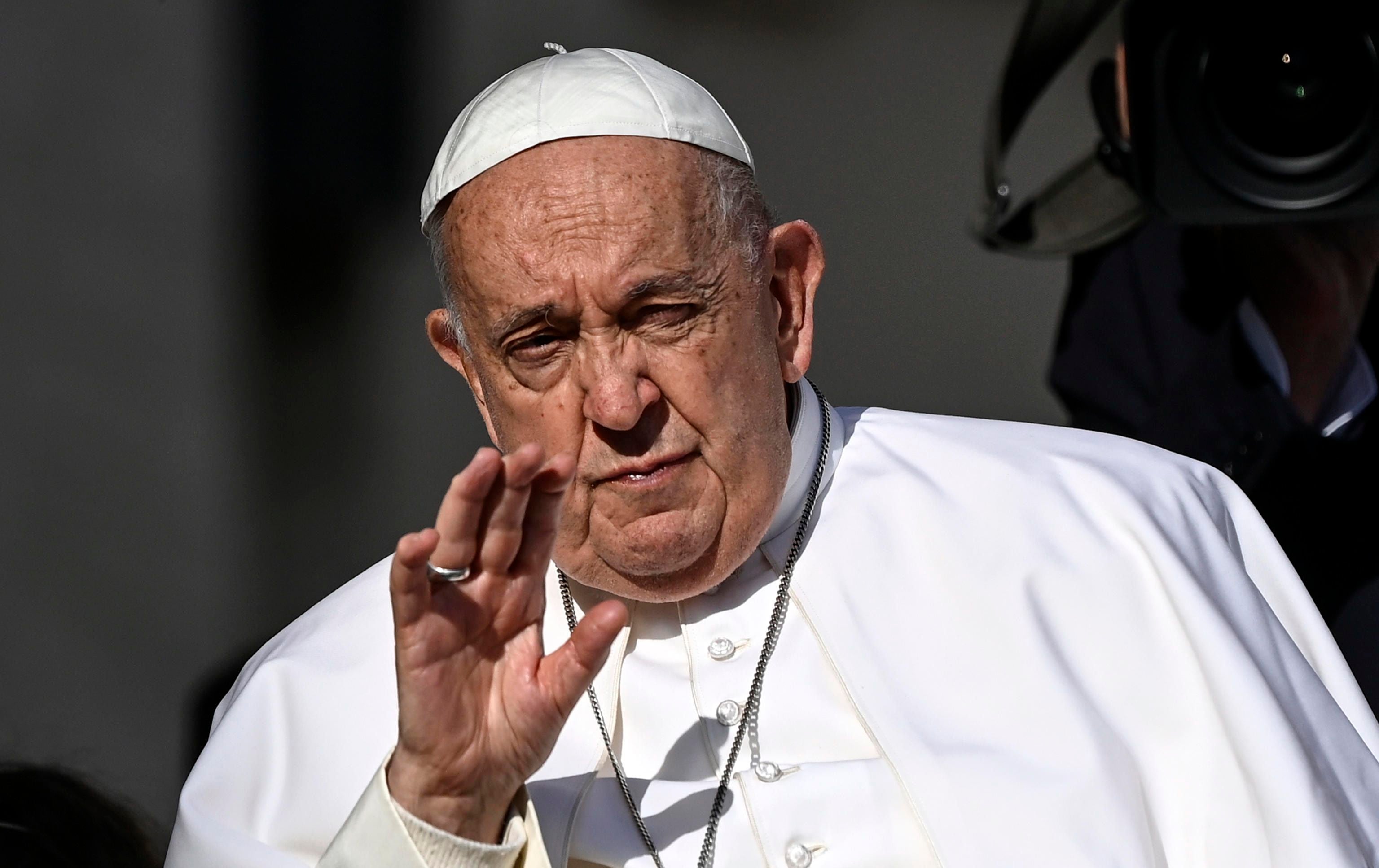 El Papa Francisco saluda a los fieles durante su audiencia general semanal en la Plaza de San Pedro, (foto EFE)  