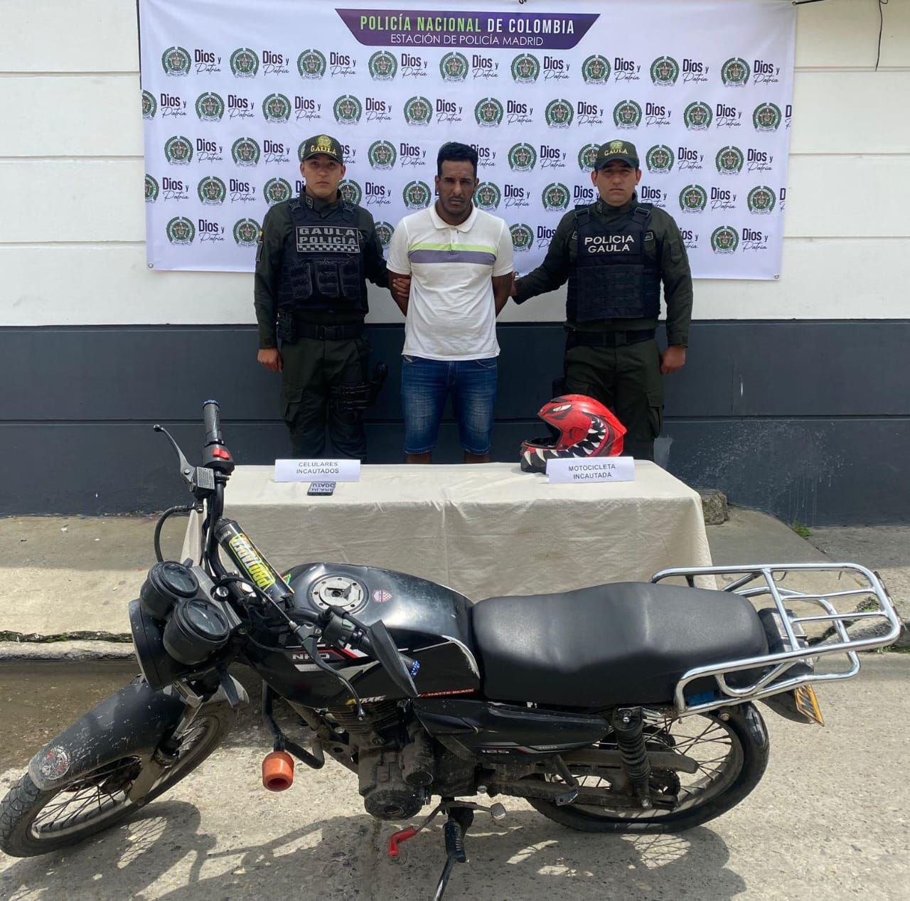 La motocicleta que le incautaron a alias El Negro habría sido utilizada para la misma actividad, pero en Bogotá - crédito Mebog