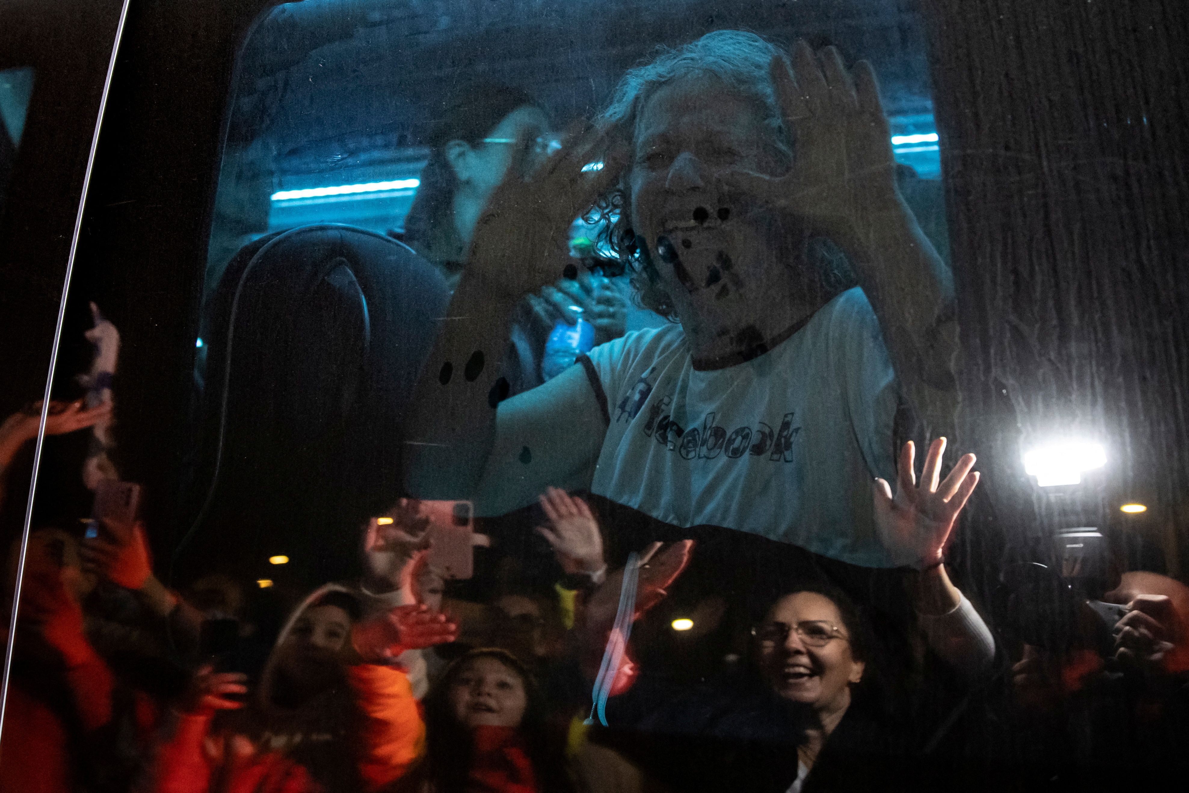 Aviva Adrienne Siegel, de 62 años, que fue liberada después de ser tomada como rehén durante el ataque de Hamas contra Israel el 7 de octubre, saluda a los simpatizantes desde el autobús en el que viaja, en Ofakim, Israel, el 26 de noviembre de 2023 (REUTERS/Amir Cohen Ganador del premio Pulitzer por fotografía de noticias de última hora)