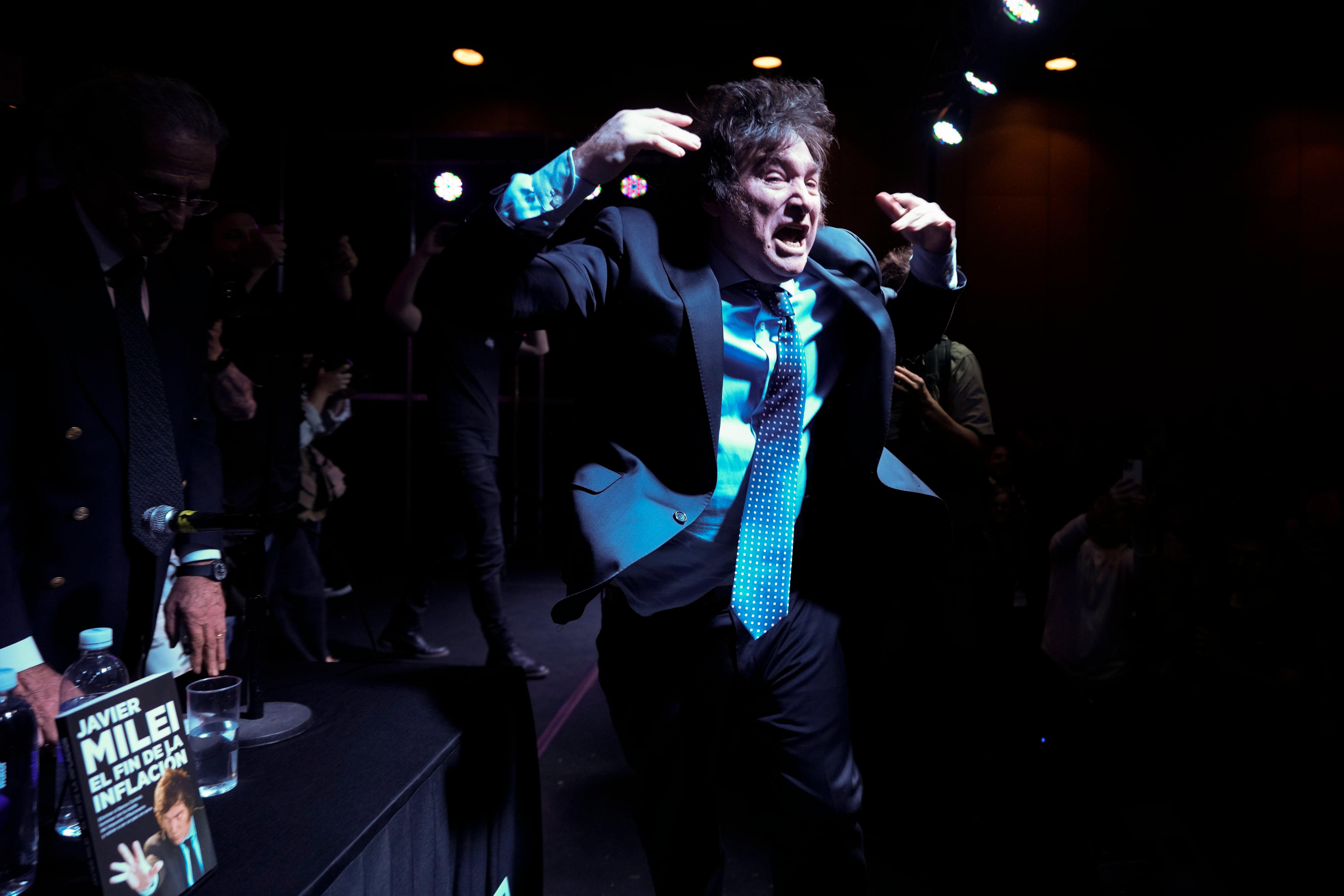 Javier Milei cantará acompañado de una banda musical (AP Foto/Natacha Pisarenko)