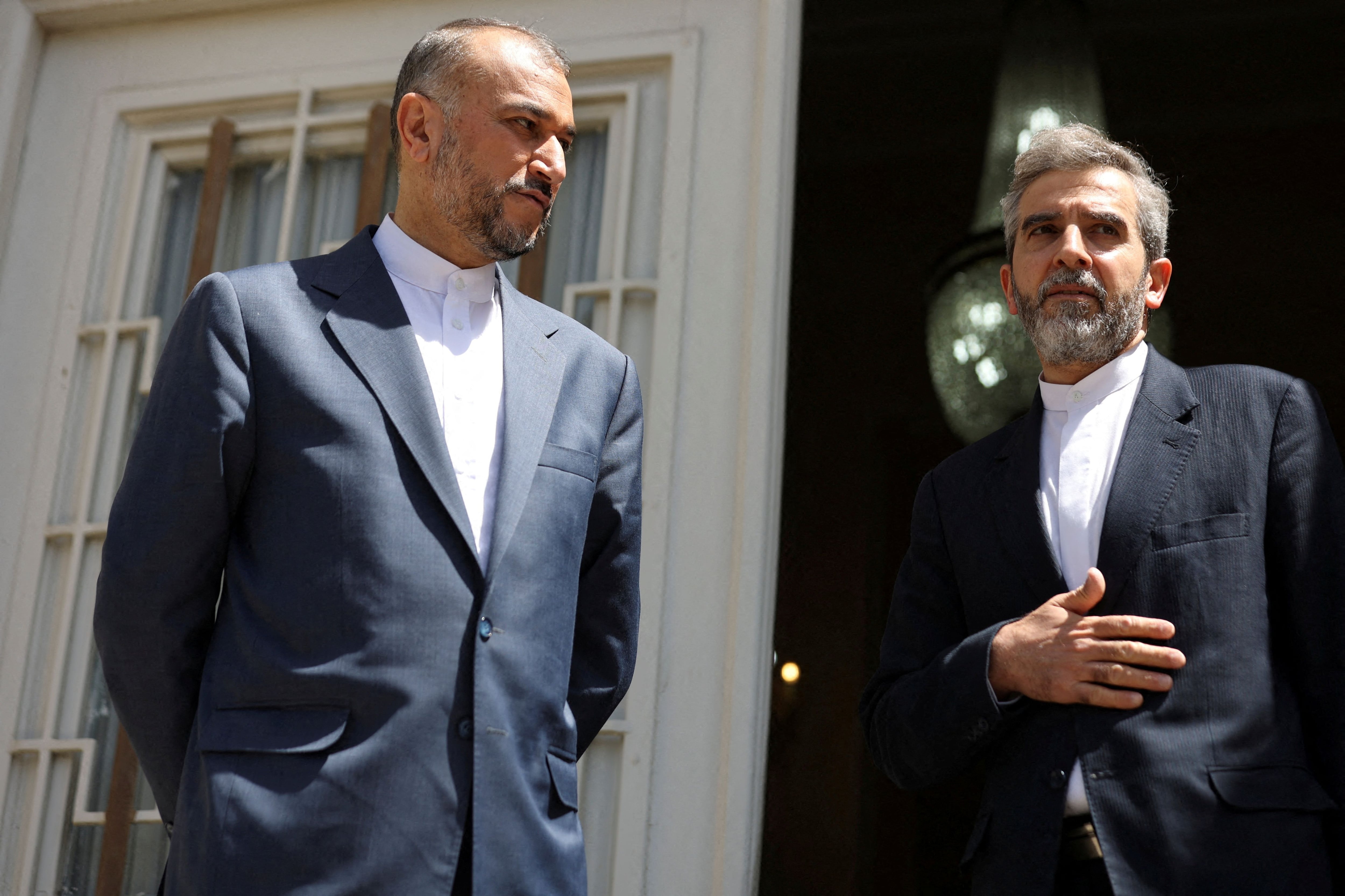 El fallecido canciller Hossein Amir-Abdollahian, a la izquierda, y su sucesor, el negociador nuclear Ali Bagheri Kani, en una foto de 2022.(Majid Asgaripour/WANA/REUTERS)