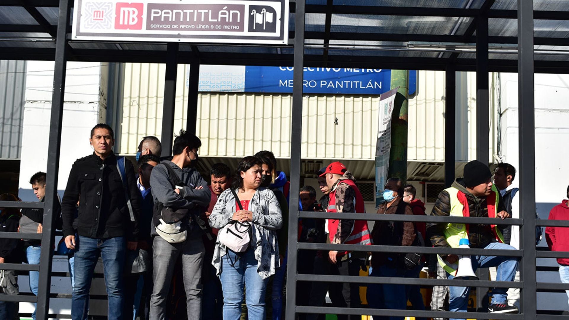 Foto de la plataforma de abordaje y descenso en la estación Pantitlán del Metrobús