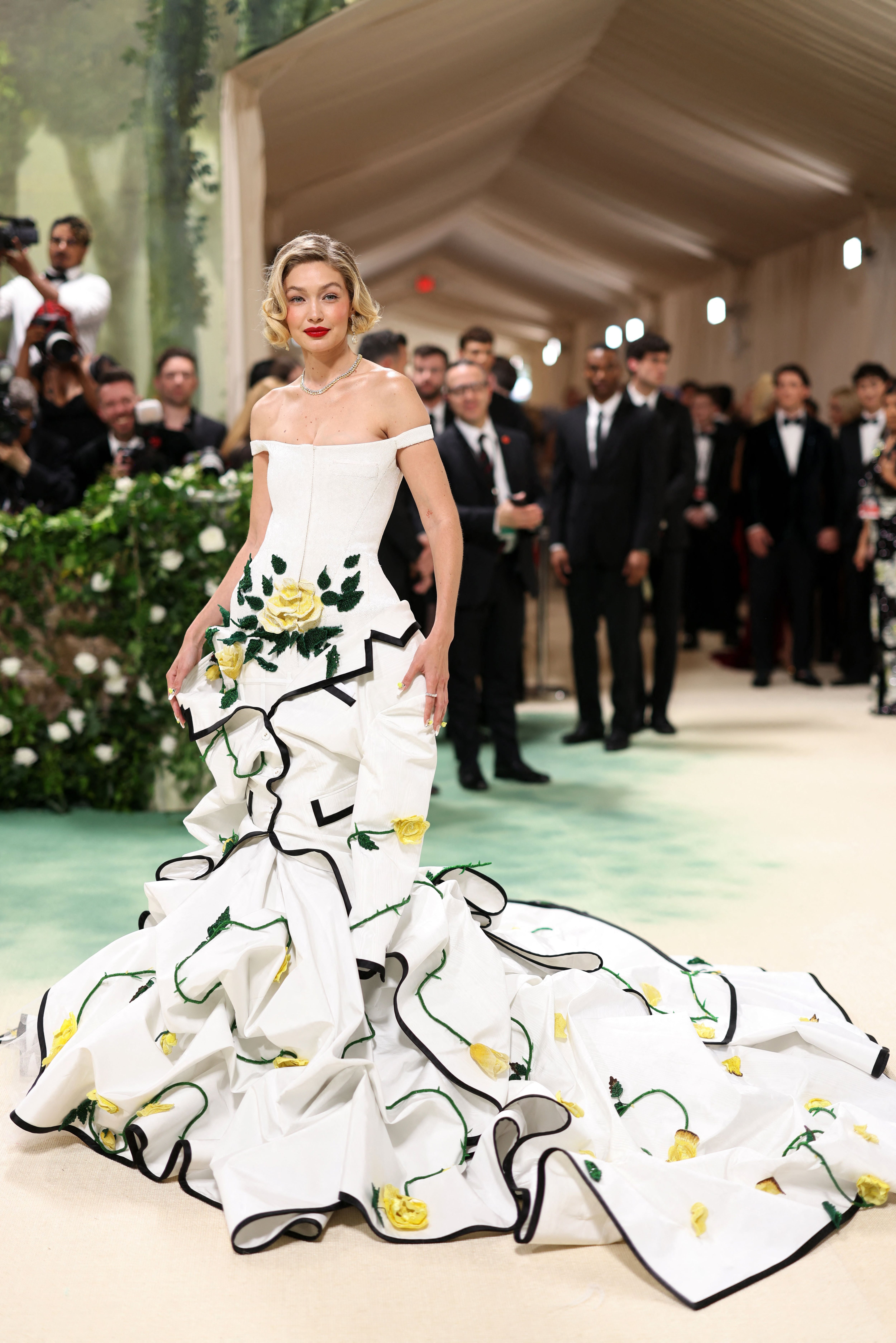Gigi Hadid optó por un vestido bordado con flores amarillas de Thome Browne
REUTERS/Andrew Kelly