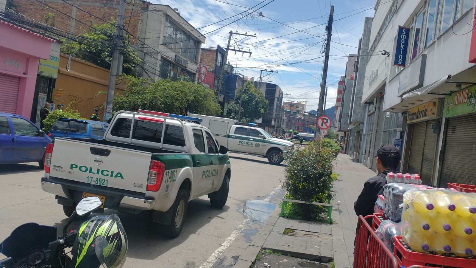 Antiexplosivos de la Policía hace presencia en el barrio Restrepo de Bogotá por un paquete sospechoso - crédito @UltimaHoraCR/X