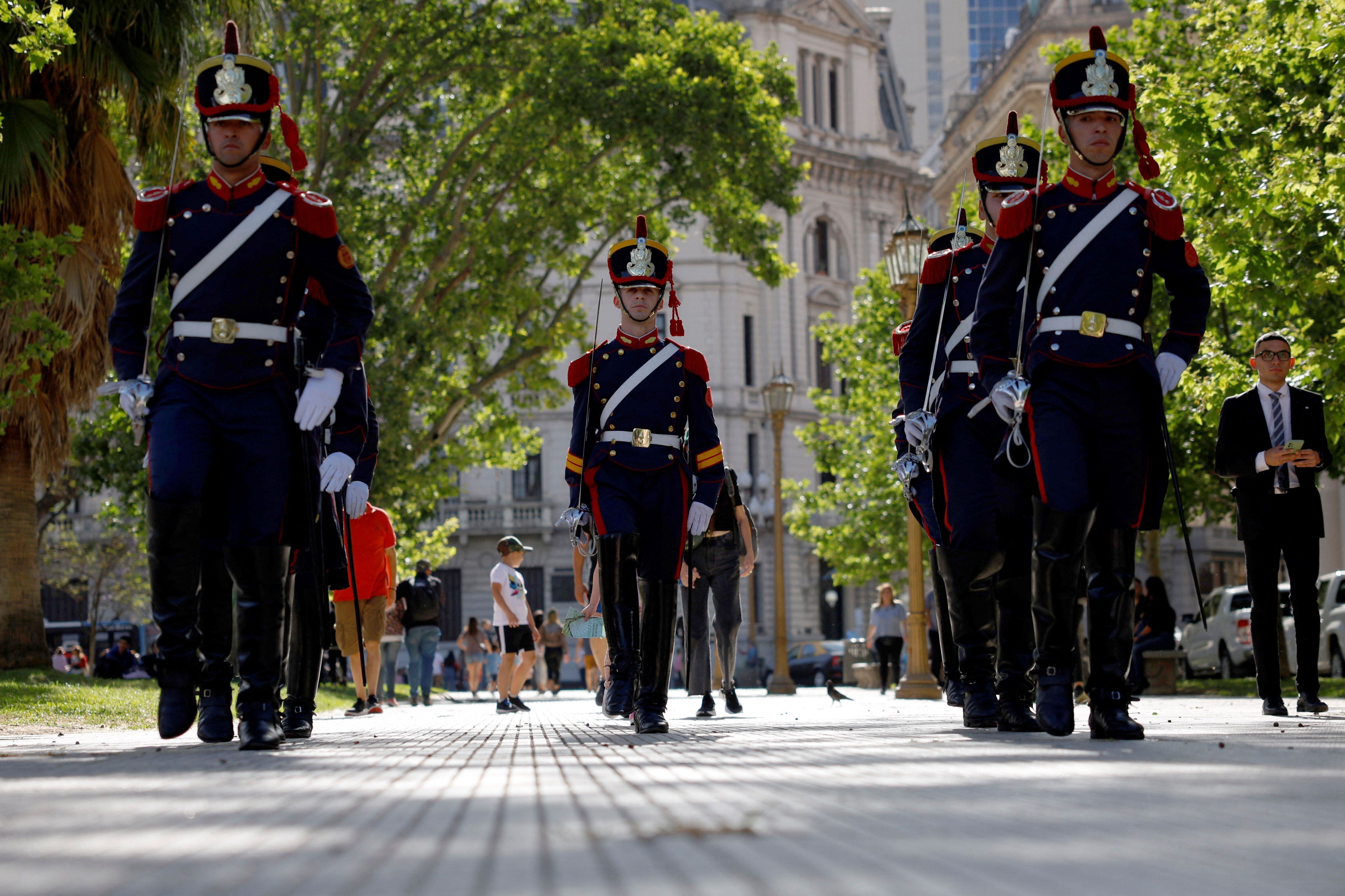 Una imagen del Regimiento Granaderos en su habitual cambio de guardia de la Casa Rosada  