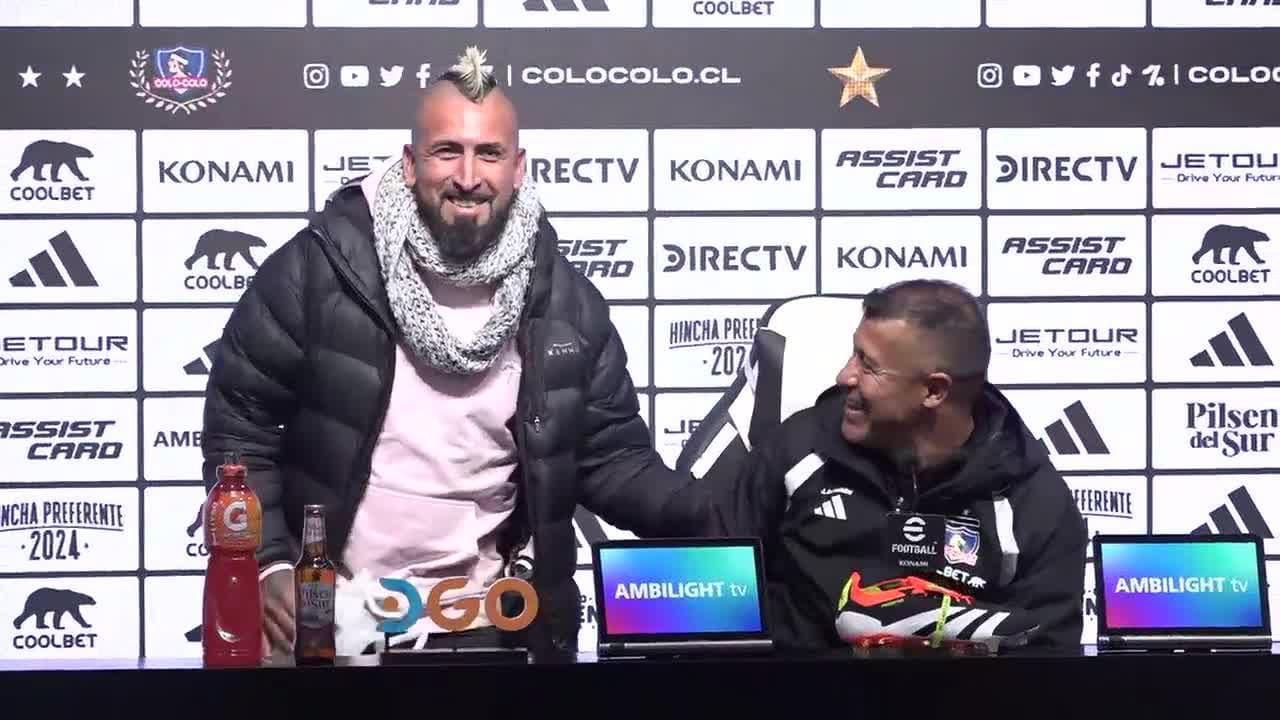 La sorpresa que se llevó Jorge Almirón al ver al doble de Arturo Vidal en la conferencia de prensa