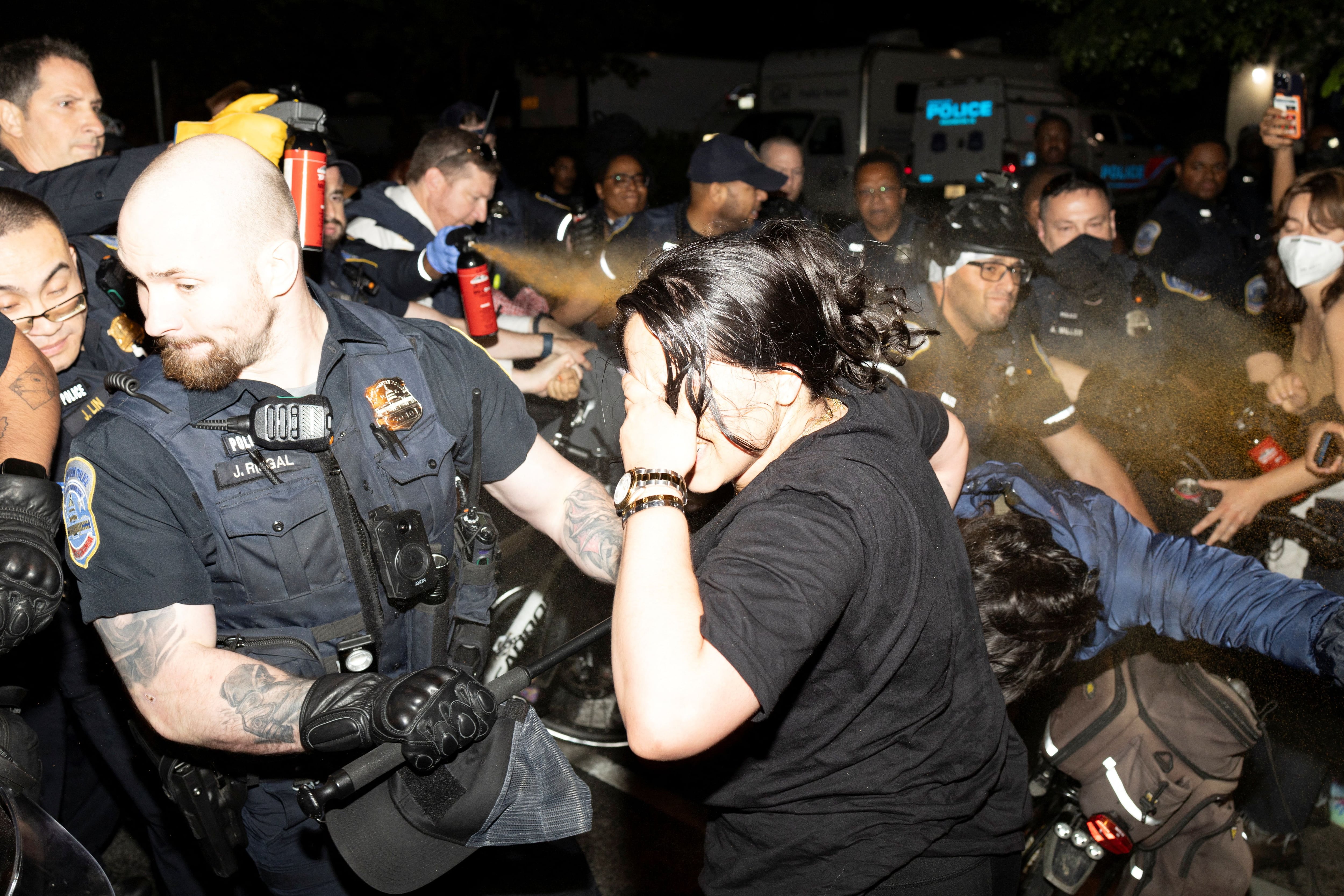 La Policía Metropolitana disparando gas pimienta contra manifestantes del campamento pro palestino en la Universidad George Washington (REUTERS)