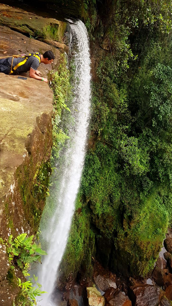 Un turista, en el borde de la cascada - crédito  @YoSebasOsorio/X y @fonturcol/X