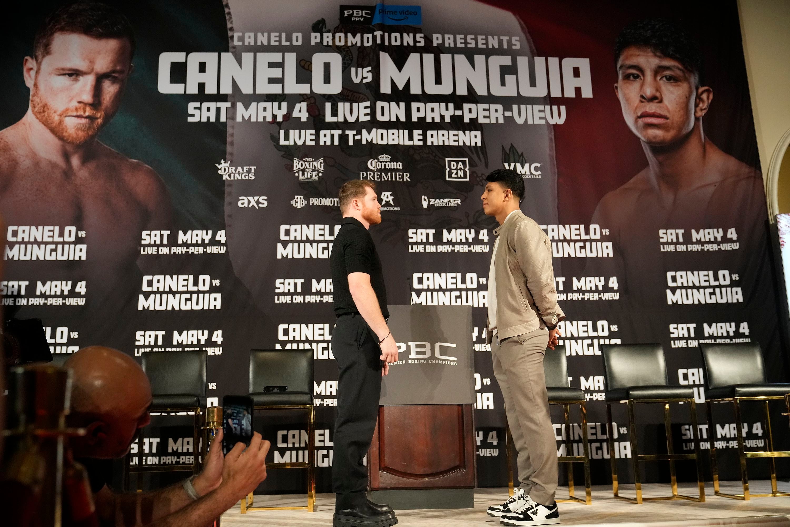 ARCHIVO - Foto del 19 de marzo del 2024, el campeón indiscutible de peso medio Canelo Álvarez posa frente a su compatriota mexicano Jaime Munguía en conferencia de prensa. (AP Foto/Damian Dovarganes, Archivo)