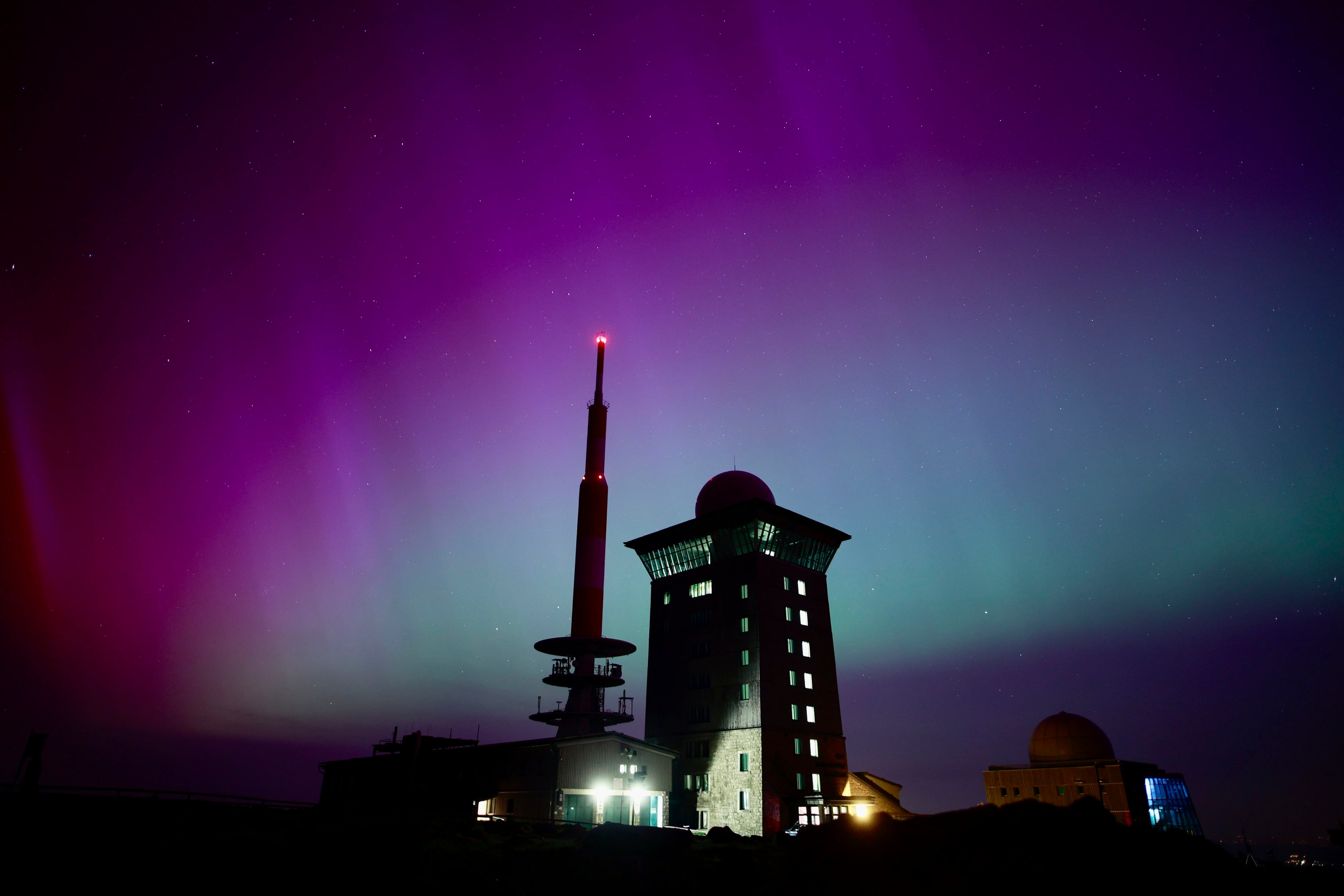 La belleza de la aurora boreal traspasa fronteras, uniendo a personas de todo el mundo en apreciación por un raro evento natural. (Matthias Bein/AP)