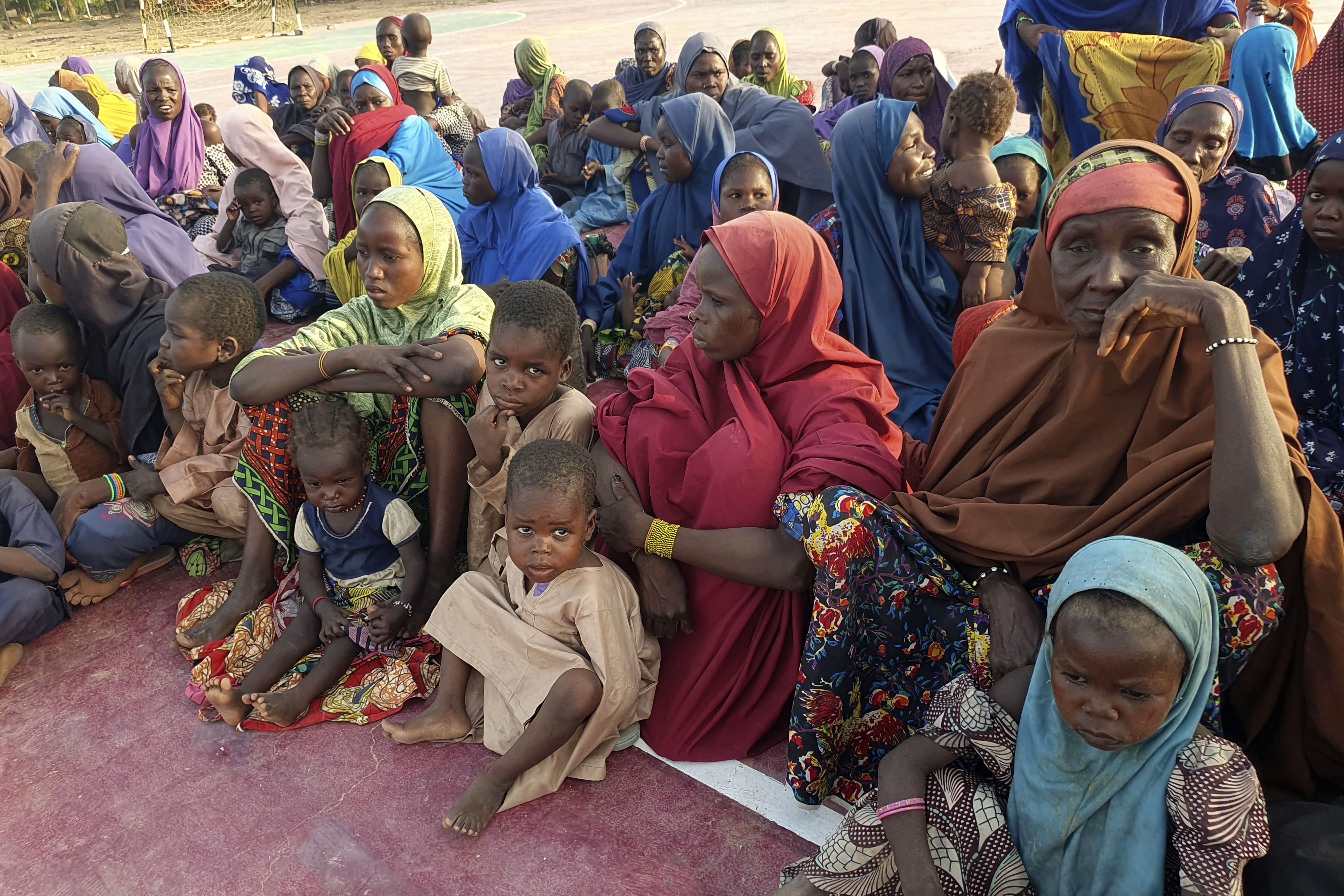 Cientos de rehenes, en su mayoría mujeres y niños, son rescatados de extremistas de Boko Haram en Nigeria