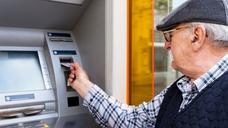 Un pensionista saca dinero en el cajero de su entidad bancaria. (Shutterstock)