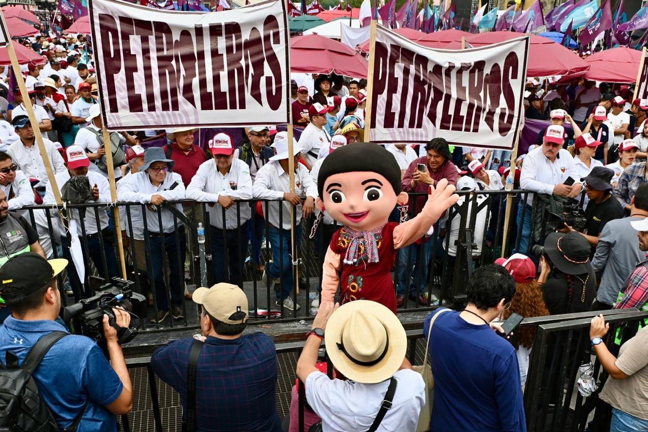 Simpatizantes de la candidata presidencial de la Coalición “Sigamos Haciendo Historia”, Claudia Sheinbaum Pardo, en la plancha del zócalo, donde dará su último discurso de cierre de campaña. Hoy en la Ciudad de México. Infobae México /Javier Lira Otero