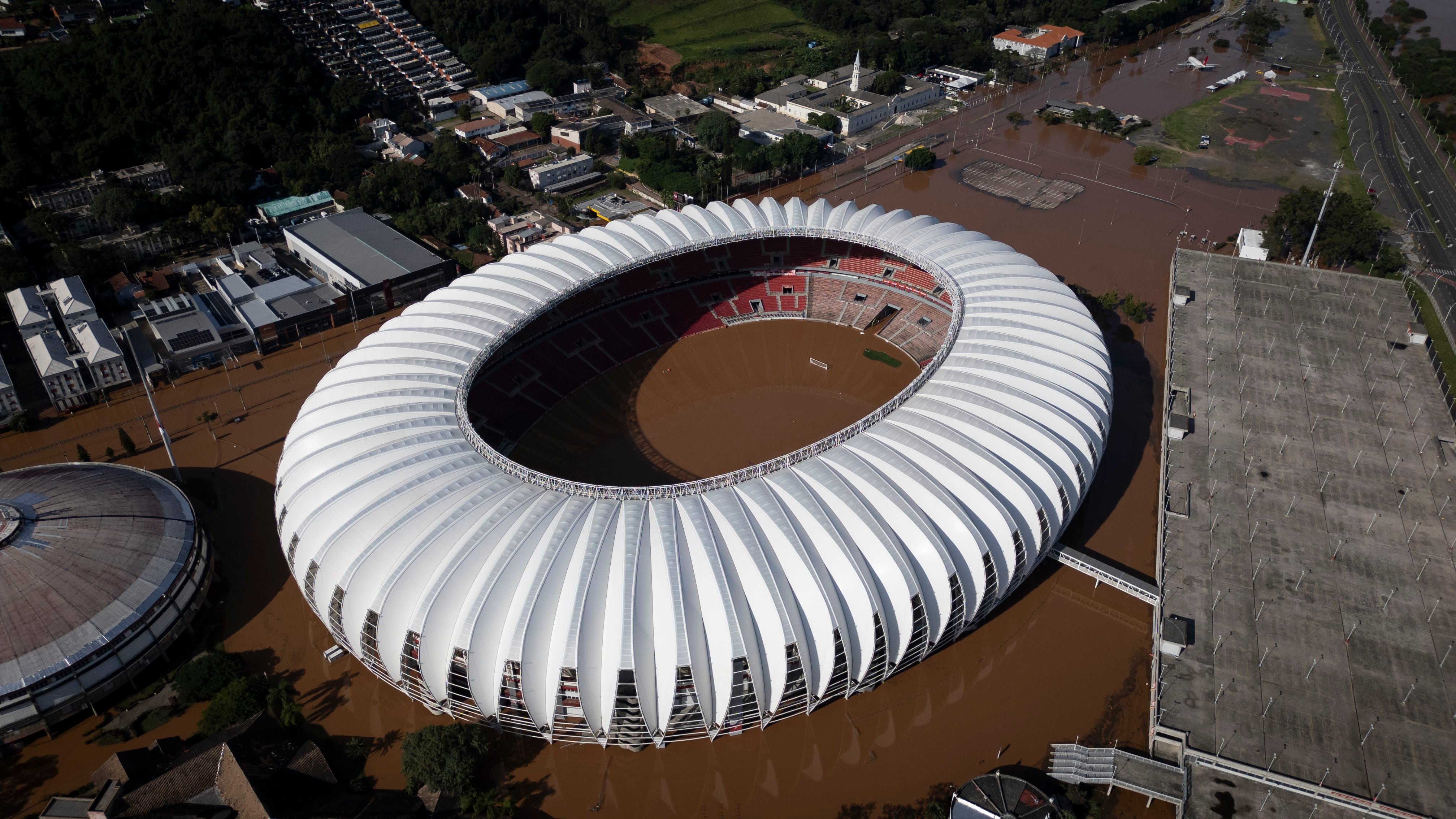 Fotografía aérea del pasado 7 de mayo que muestra las inundaciones en el estadio de fútbol Beira-Rio y sus alrededores, ubicado a orillas del lago Guaíba en la ciudad de Porto Alegre (EFE/Isaac Fontana)