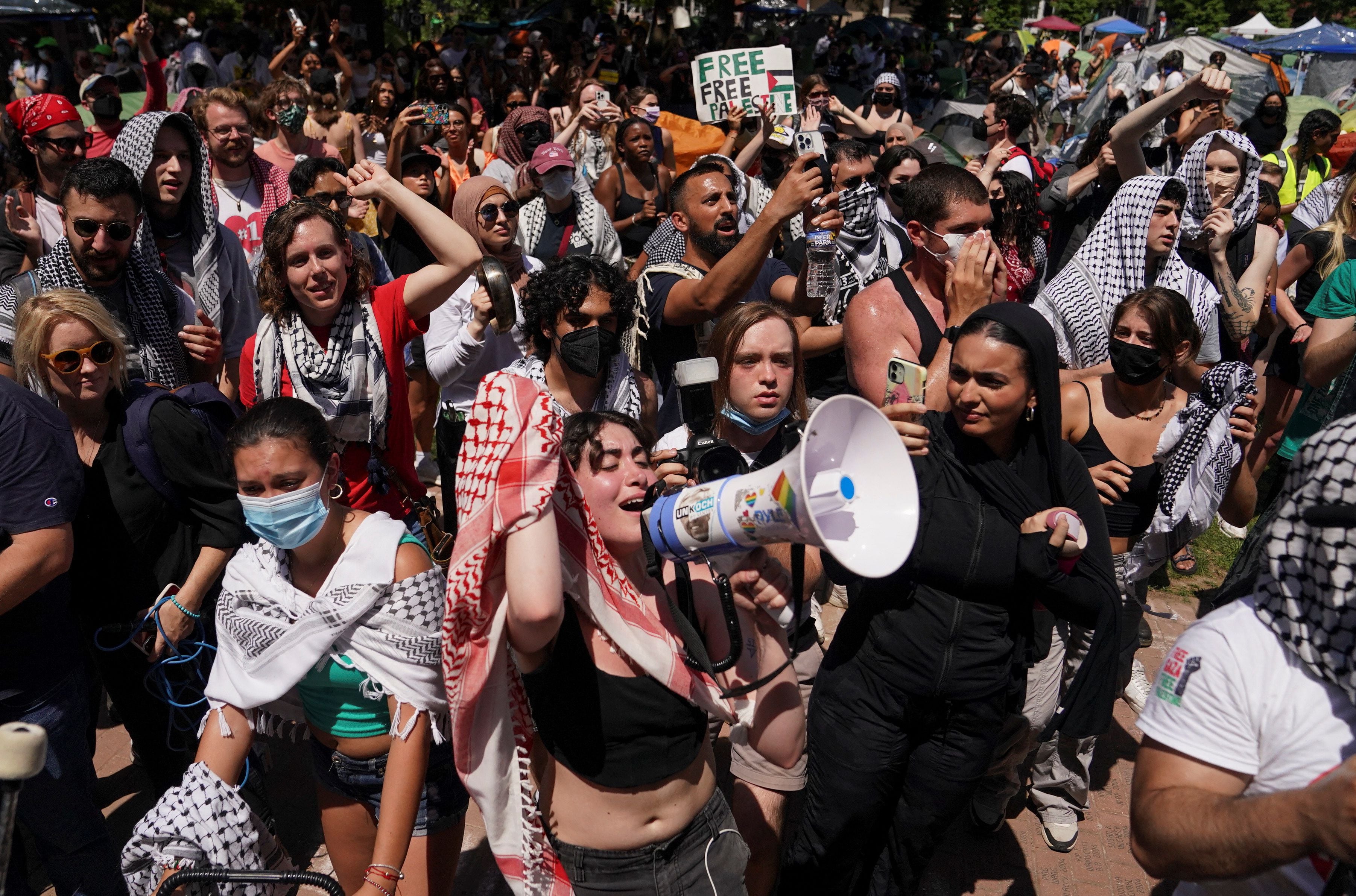 Manifestantes y activistas estudiantiles se reúnen en un campamento de protesta en apoyo de los palestinos (REUTERS/Nathan Howard)