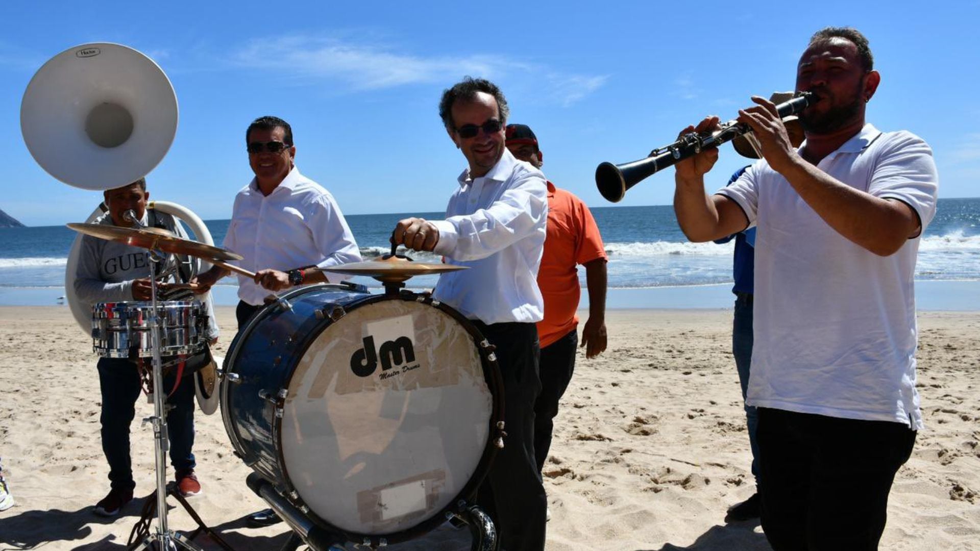 El embajador britanico fue a Mazatlán a tocar música banda