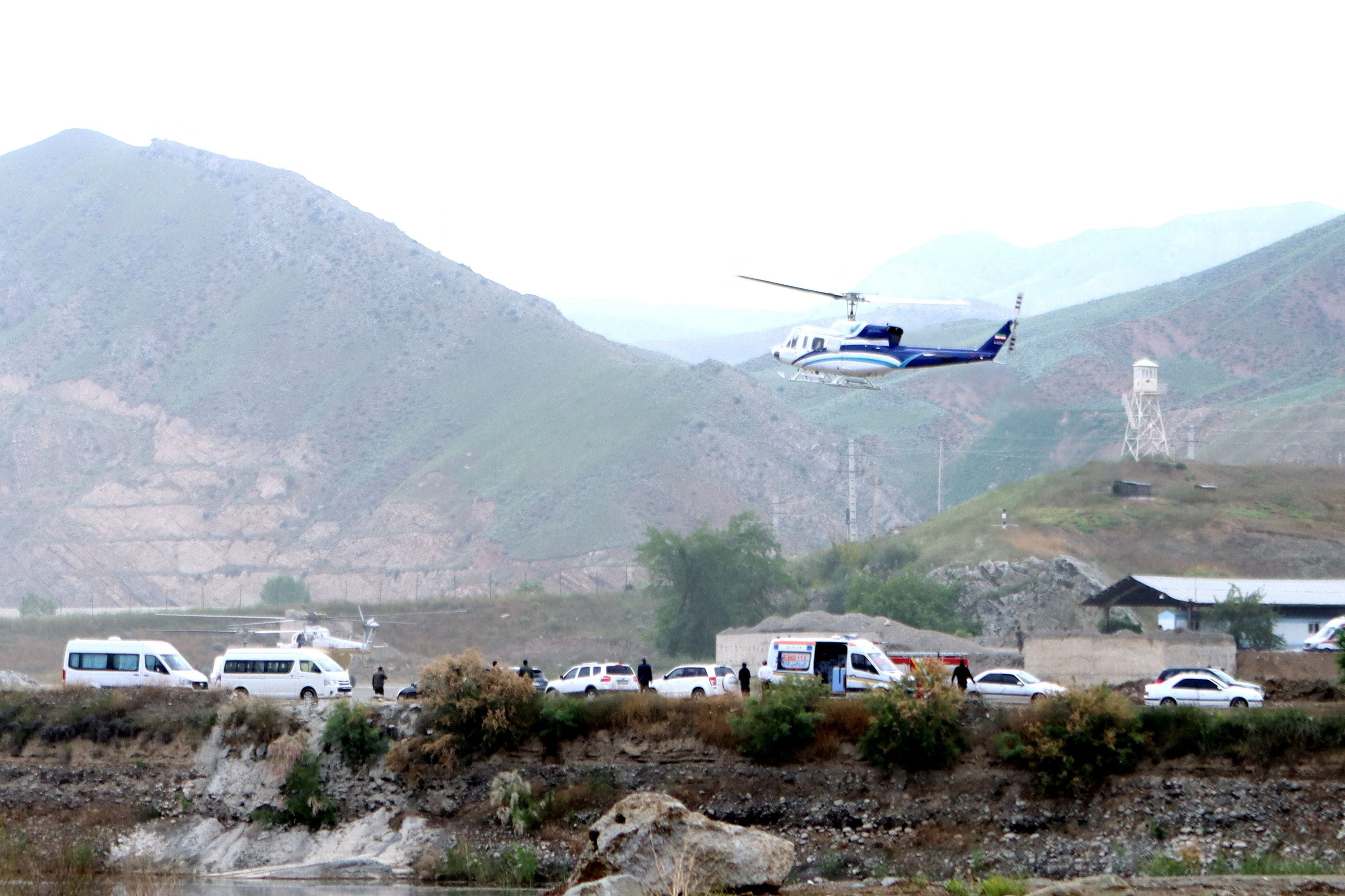 Raisi despegando en lo que parecía un helicóptero Bell 412, con un esquema de pintura azul y blanco visto previamente en fotografías publicadas. El aparato realizó un aterrizaje forzoso más tarde (Ali Hamed Haghdoust/IRNA/WANA via REUTERS)