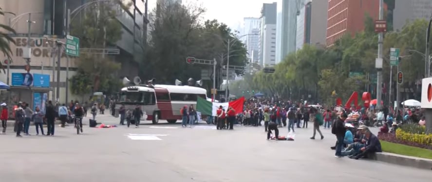 Plantón de maestros de la CNTE en Paseo de la Reforma y Bucareli.