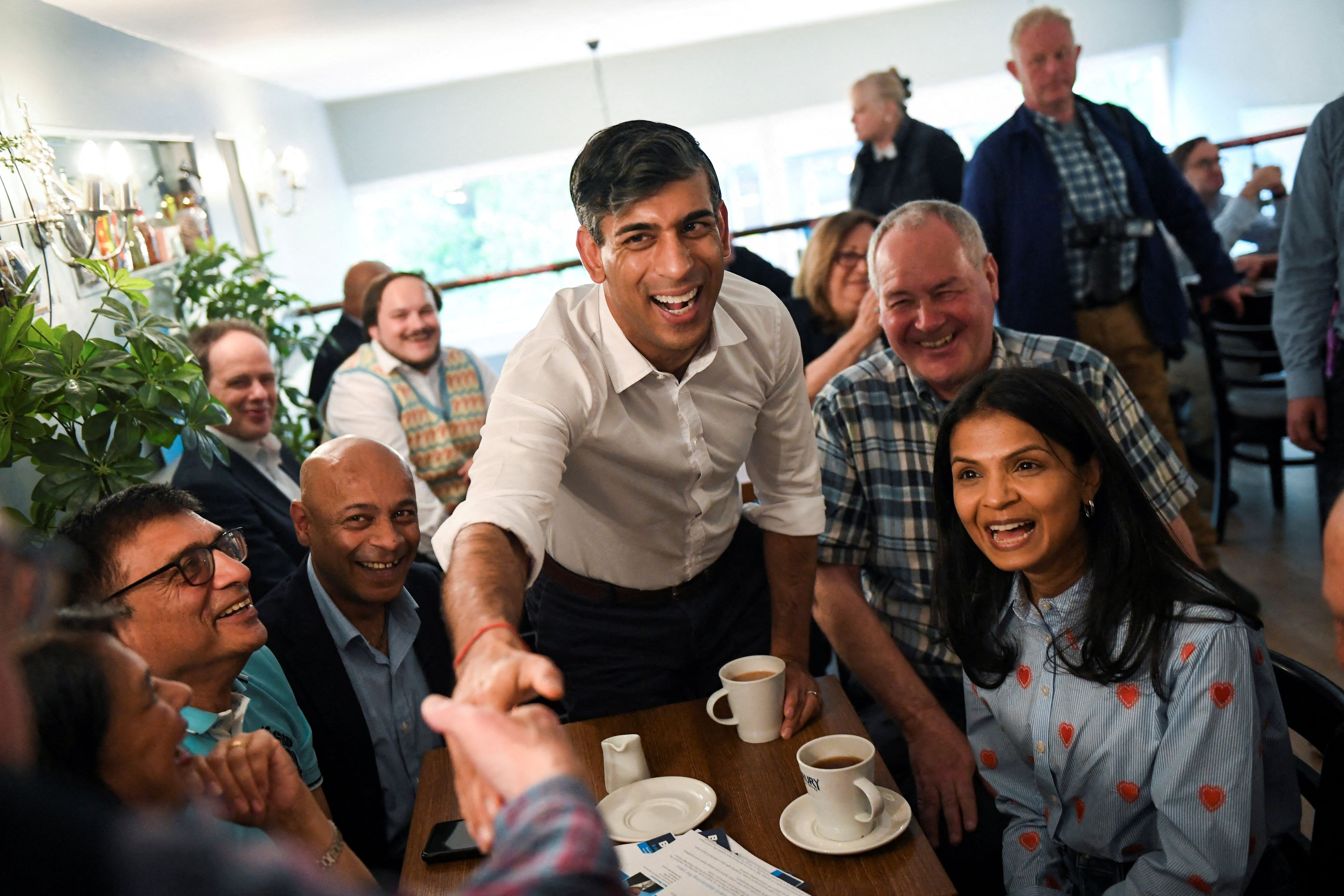 El primer ministro británico Rishi Sunak, su esposa Akshata Murty y Bob Blackman, diputado conservador, asisten a un acto de campaña de las elecciones generales conservadoras en Stanmore, Londres, Gran Bretaña, el 26 de mayo de 2024 (REUTERS/Chris J Ratcliffe)