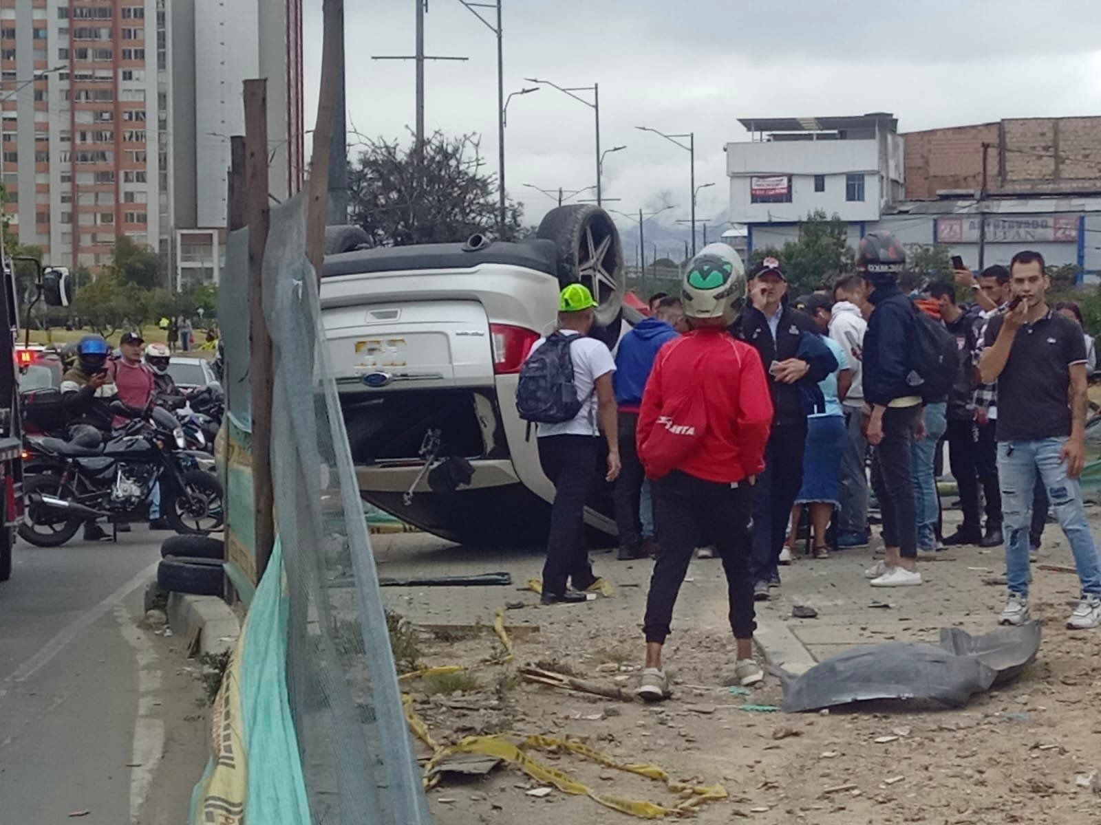 Siniestro en la localidad de Kennedy entre motociclista y camioneta que sufre volcamiento, en la Av. Américas con carrera 82, sentido Occidente-Oriente - crédito @BogotaTransito / X