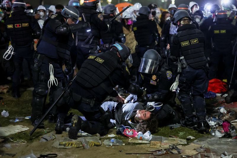 Varios policías detienen a un manifestante propalestino en la Universidad de California Los Ángeles (UCLA) (REUTERS/Mike Blake)