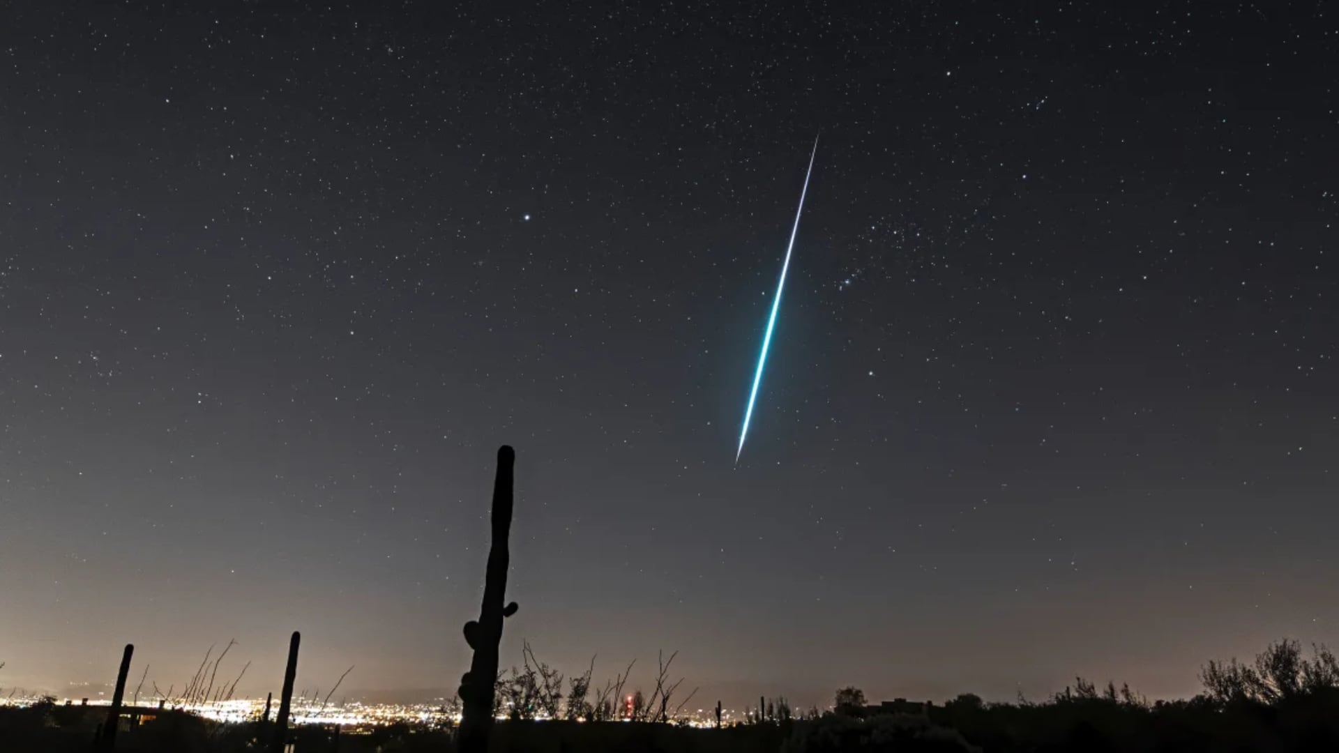 Los meteoros o estrellas fugaces se ven en cielos oscuros, sin luna ni luces en la superficie.