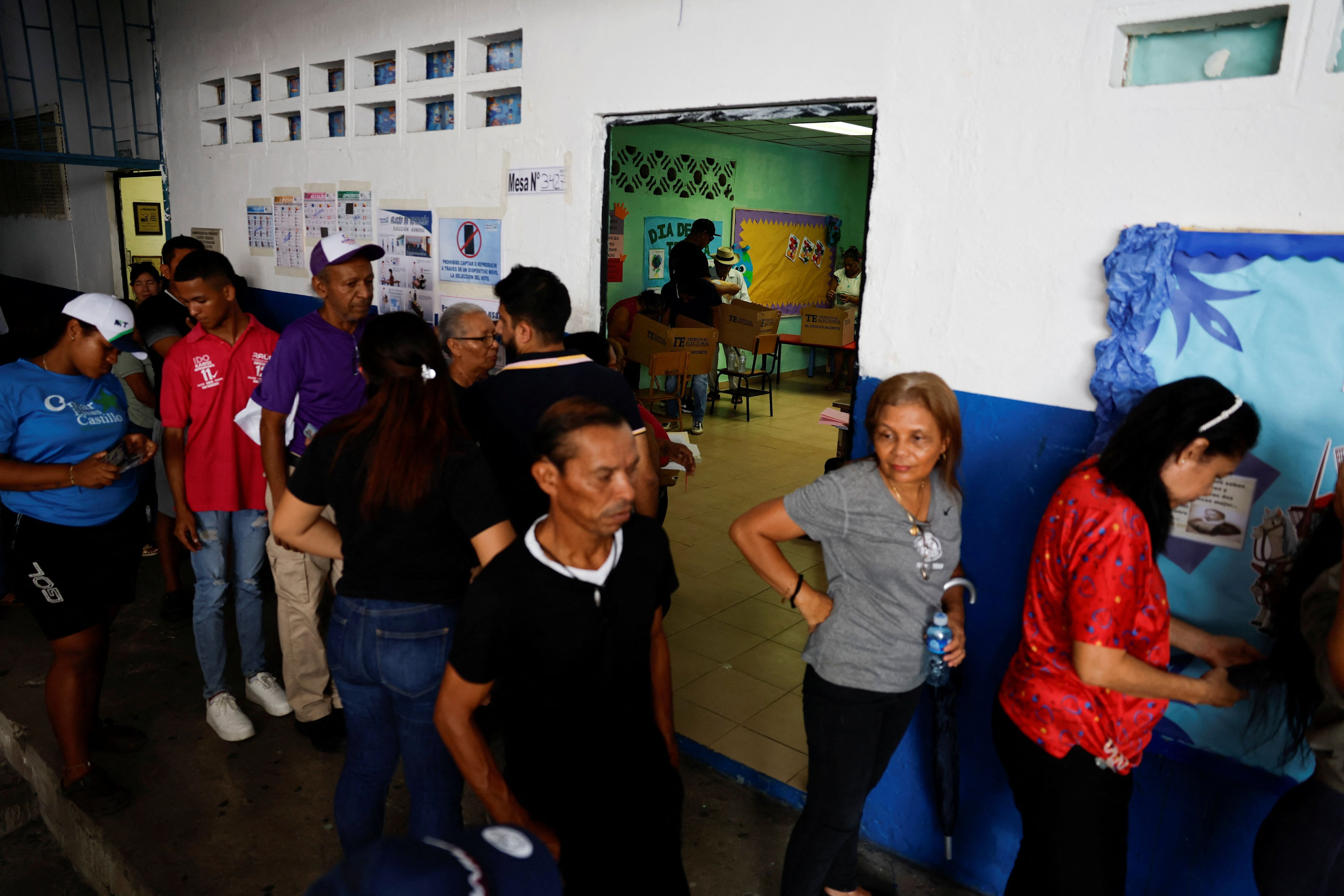 Personas hacen fila para votar en Ciudad de Panamá (REUTERS/Daniel Becerril)