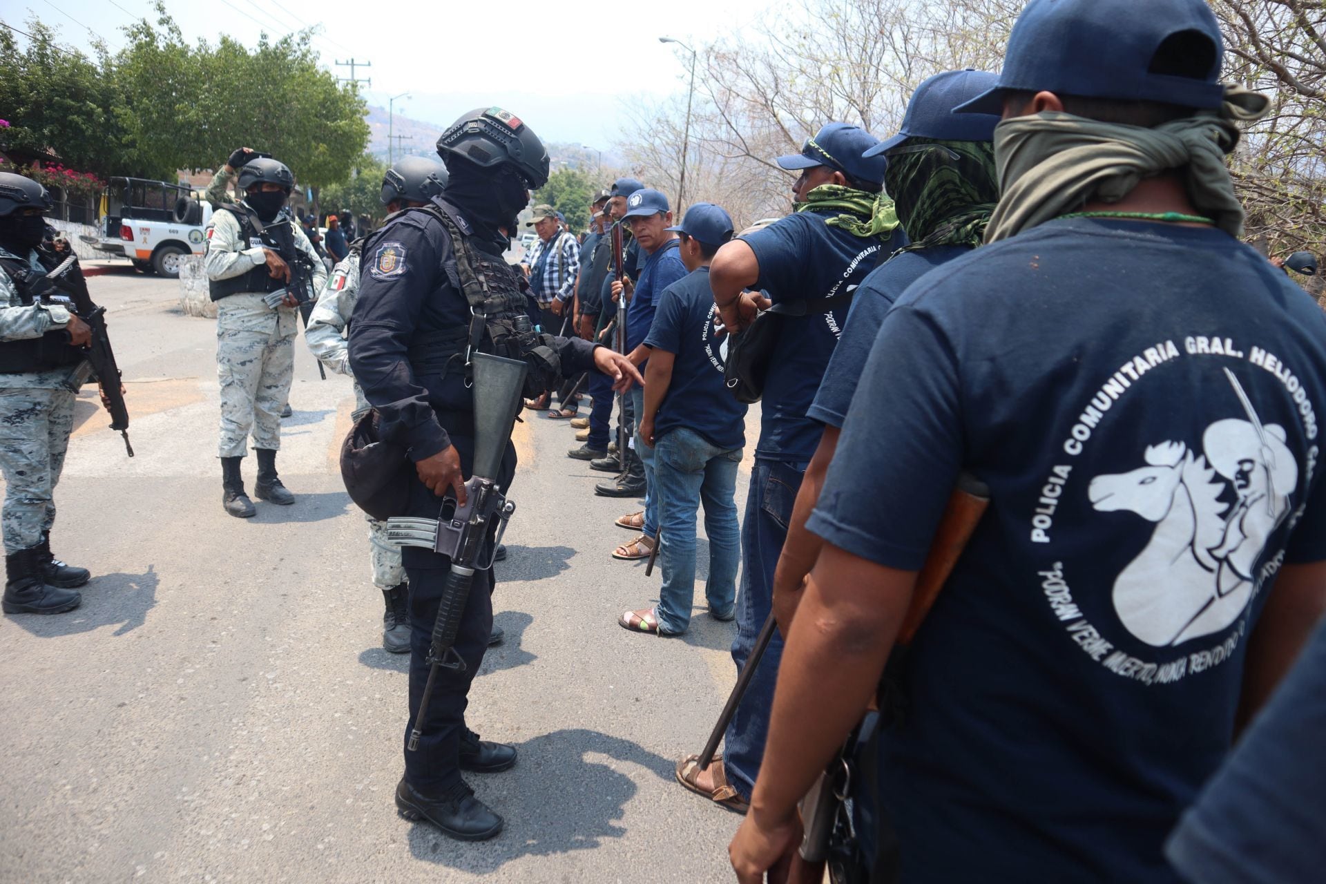 Policías y miembros de Los Tlacos dialogan en la comunidad de Chichihualco, Leonardo Bravo